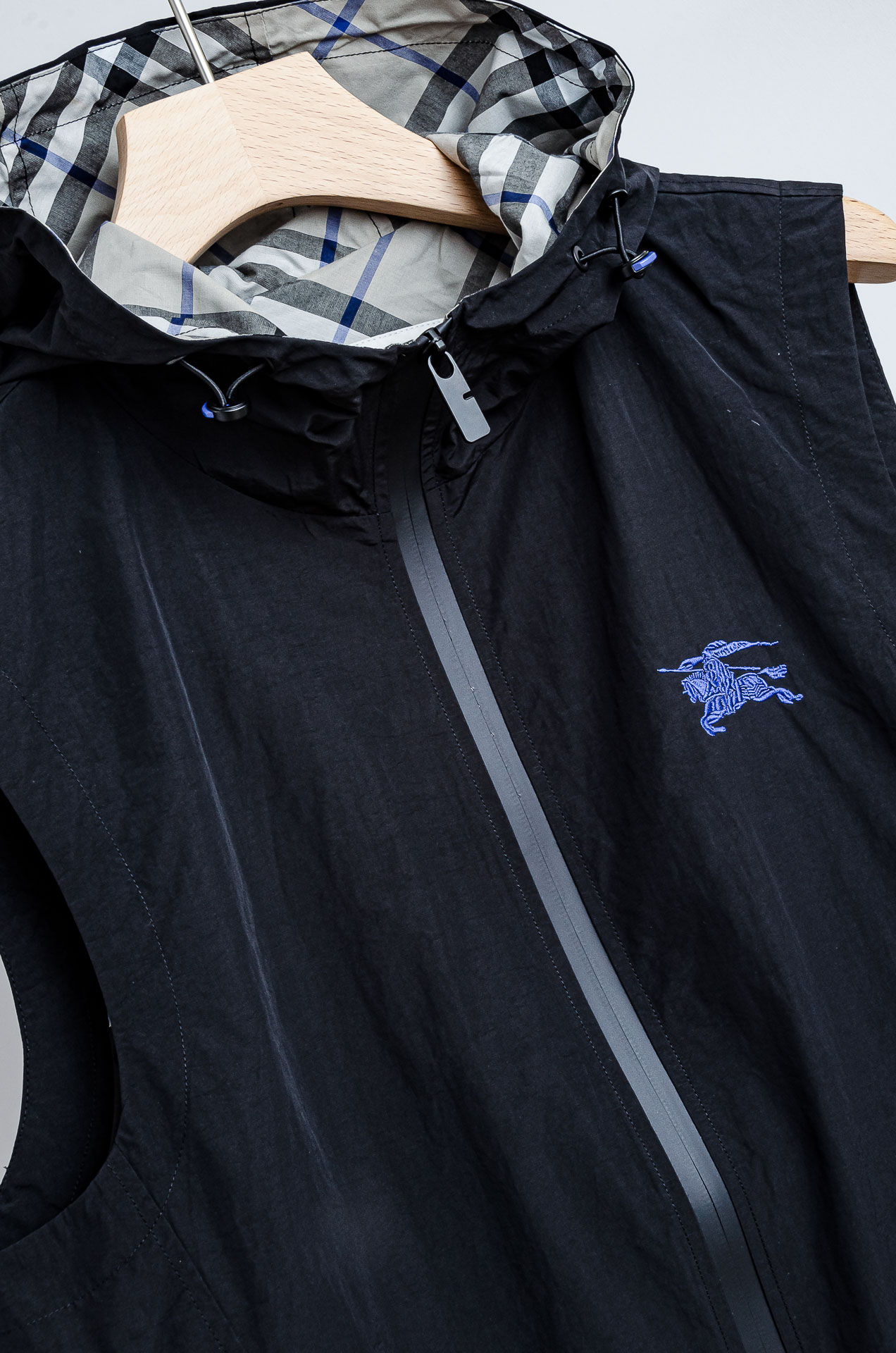 ☀️☀️BURB/ERRY 巴宝/莉2025FW 秋冬最新连帽设计男士休闲马甲夹克外套#轻薄防风面料，柔