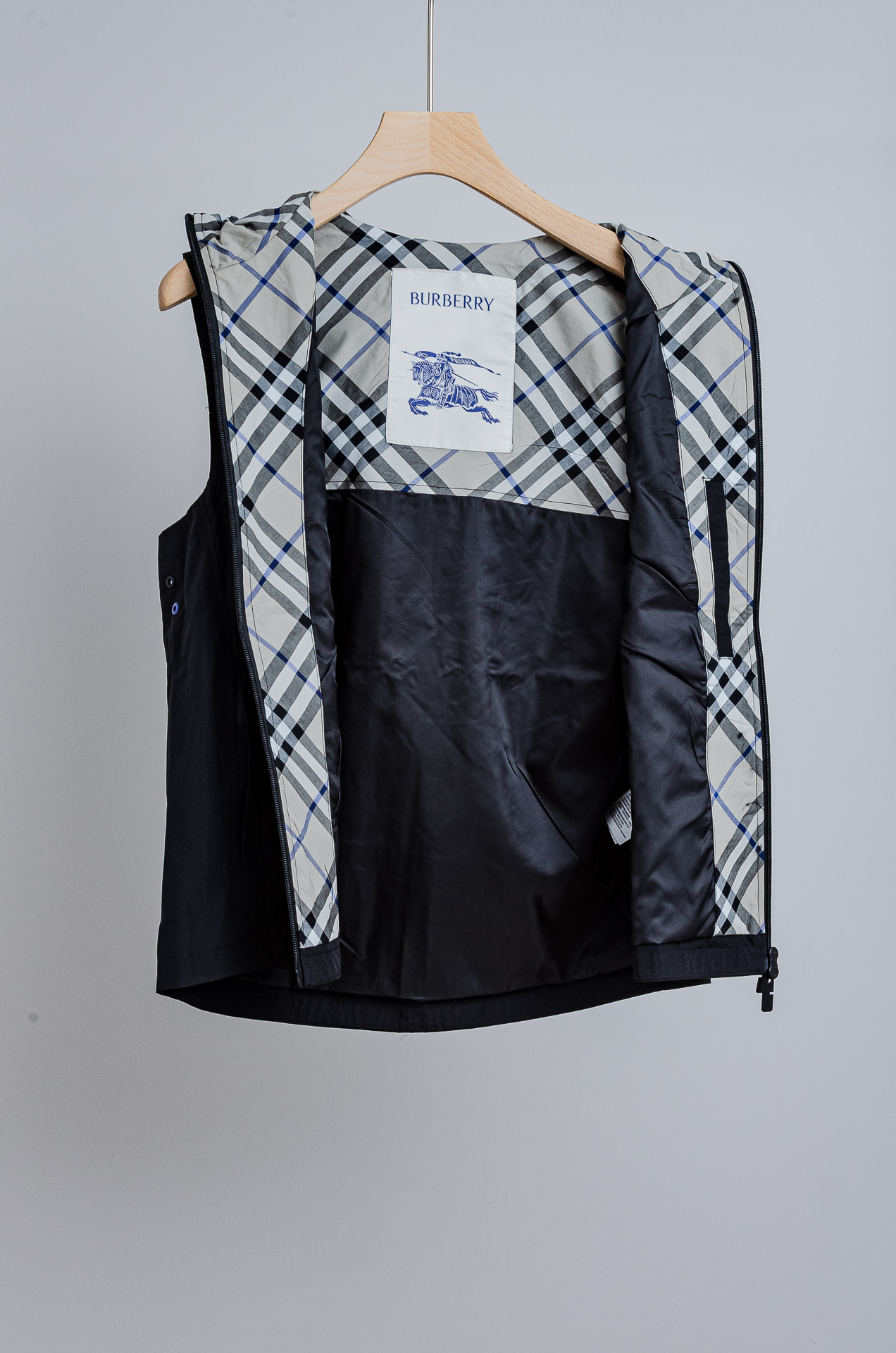 ☀️☀️BURB/ERRY 巴宝/莉2025FW 秋冬最新连帽设计男士休闲马甲夹克外套#轻薄防风面料，柔