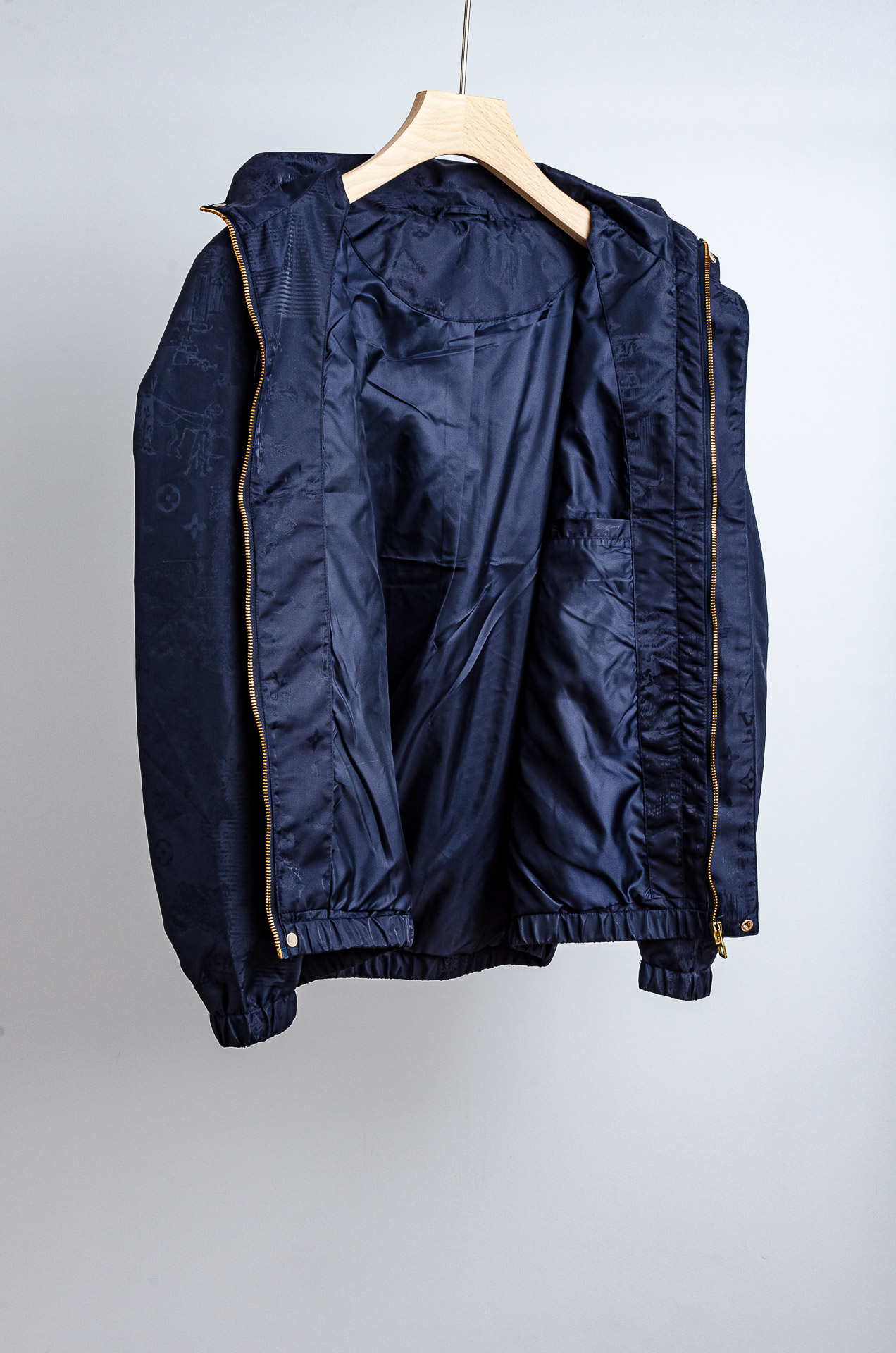 ☀️☀️Lv 25FW男士连帽夹克外套#经典造型与风格上融入当下最热门的暗纹提花元素设计，简洁大气的纯色