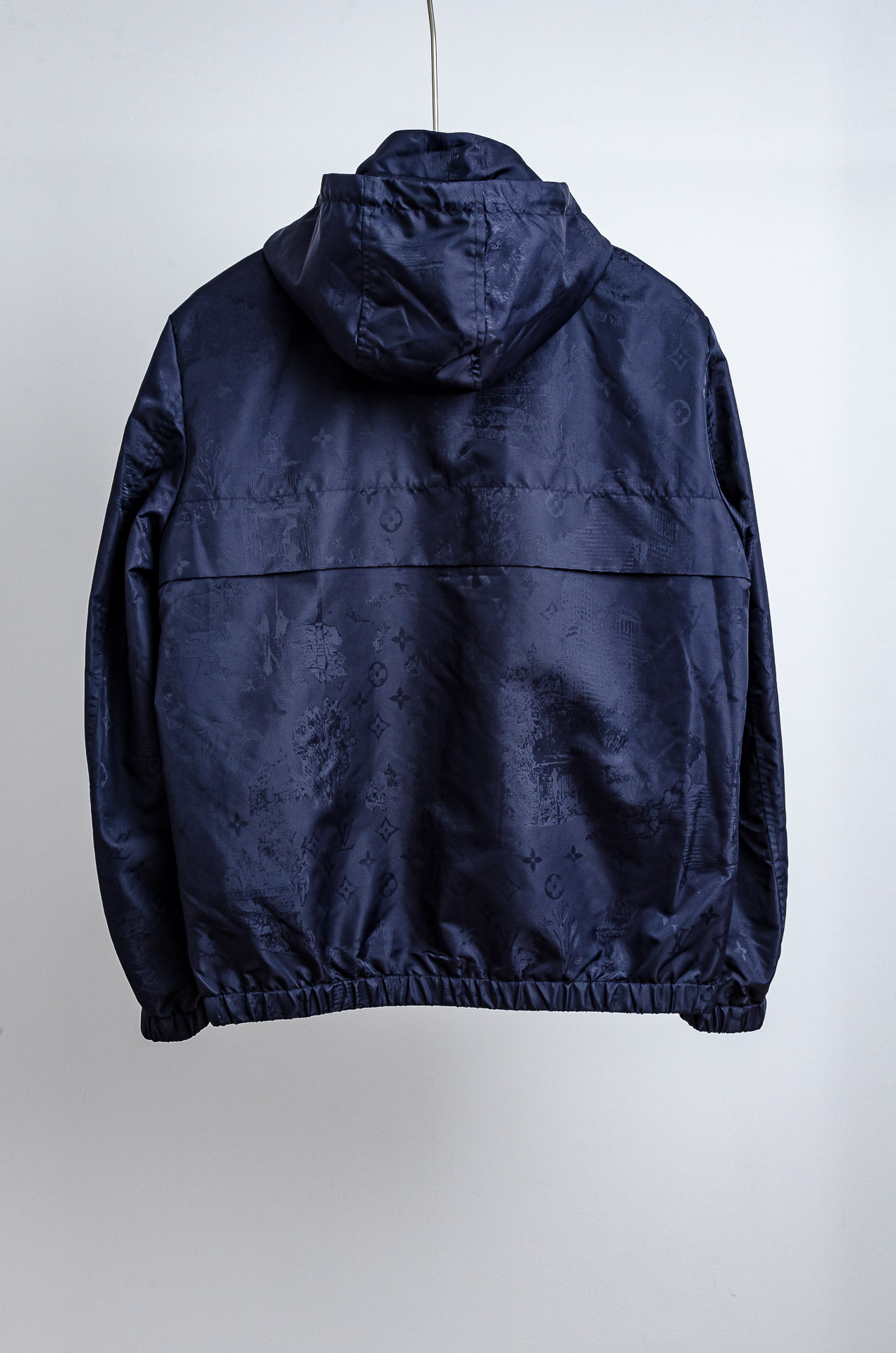 ☀️☀️Lv 25FW男士连帽夹克外套#经典造型与风格上融入当下最热门的暗纹提花元素设计，简洁大气的纯色