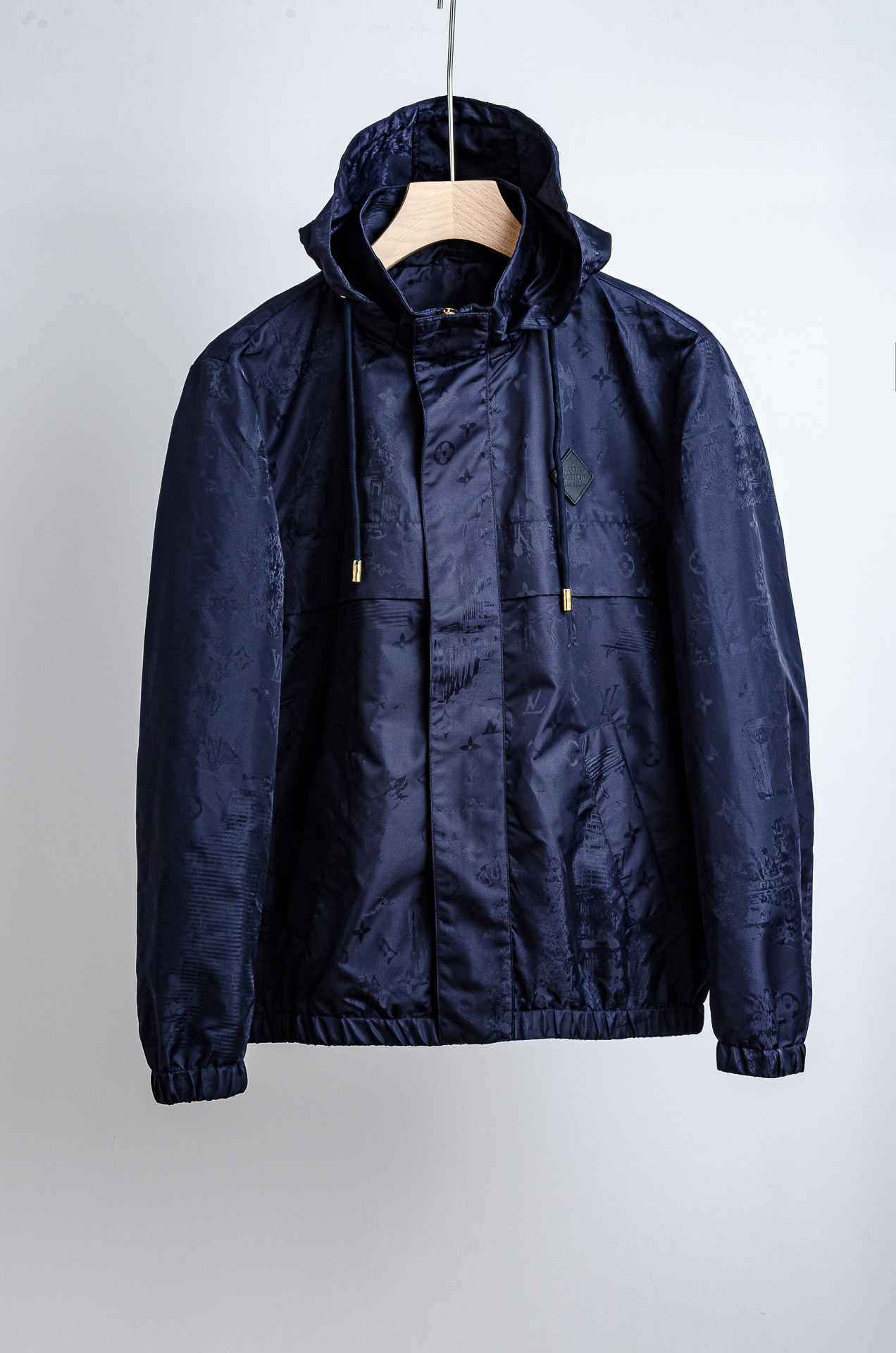 ☀️☀️Lv 25FW男士连帽夹克外套#经典造型与风格上融入当下最热门的暗纹提花元素设计，简洁大气的纯色