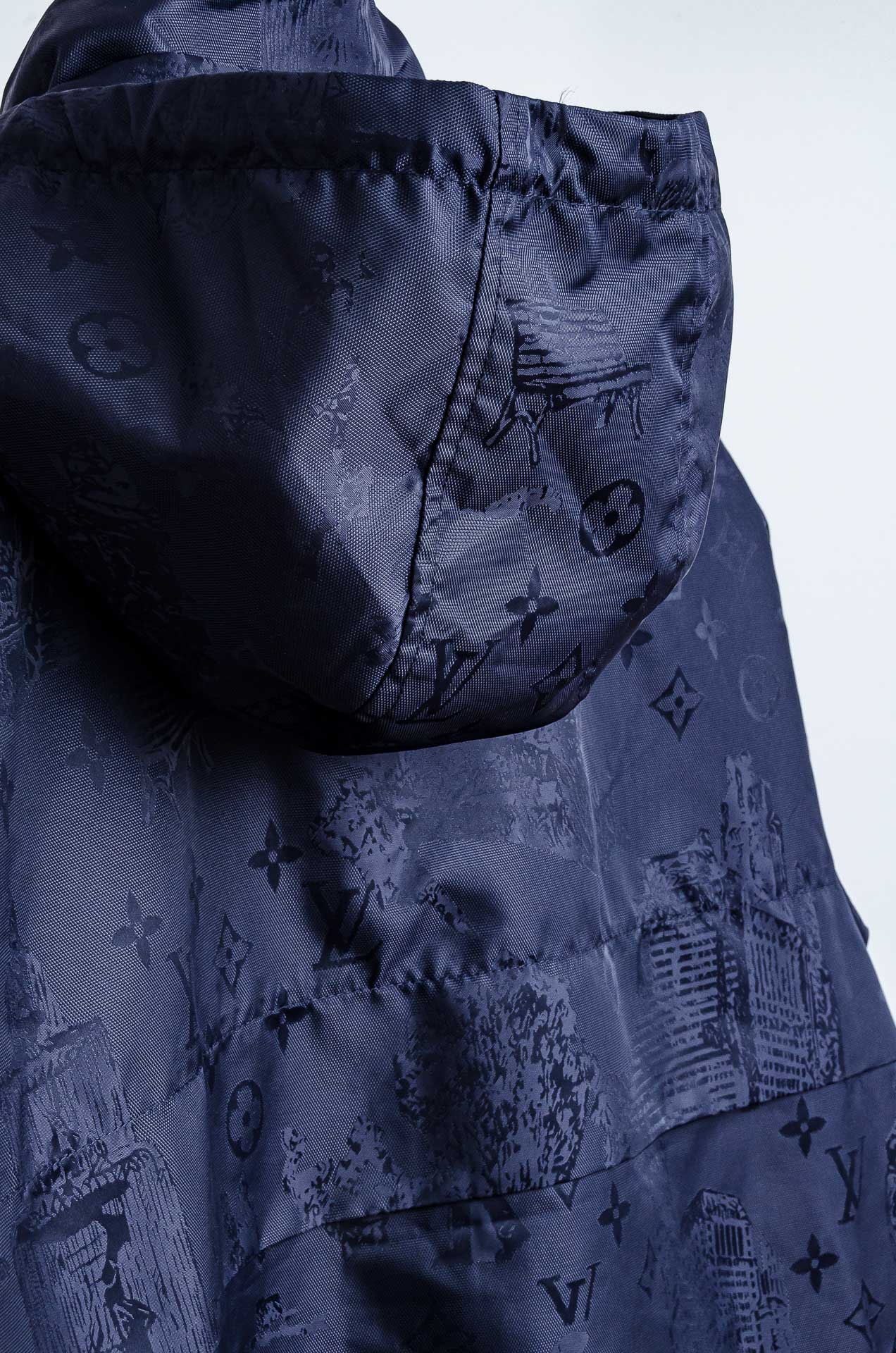 ☀️☀️Lv 25FW男士连帽夹克外套#经典造型与风格上融入当下最热门的暗纹提花元素设计，简洁大气的纯色