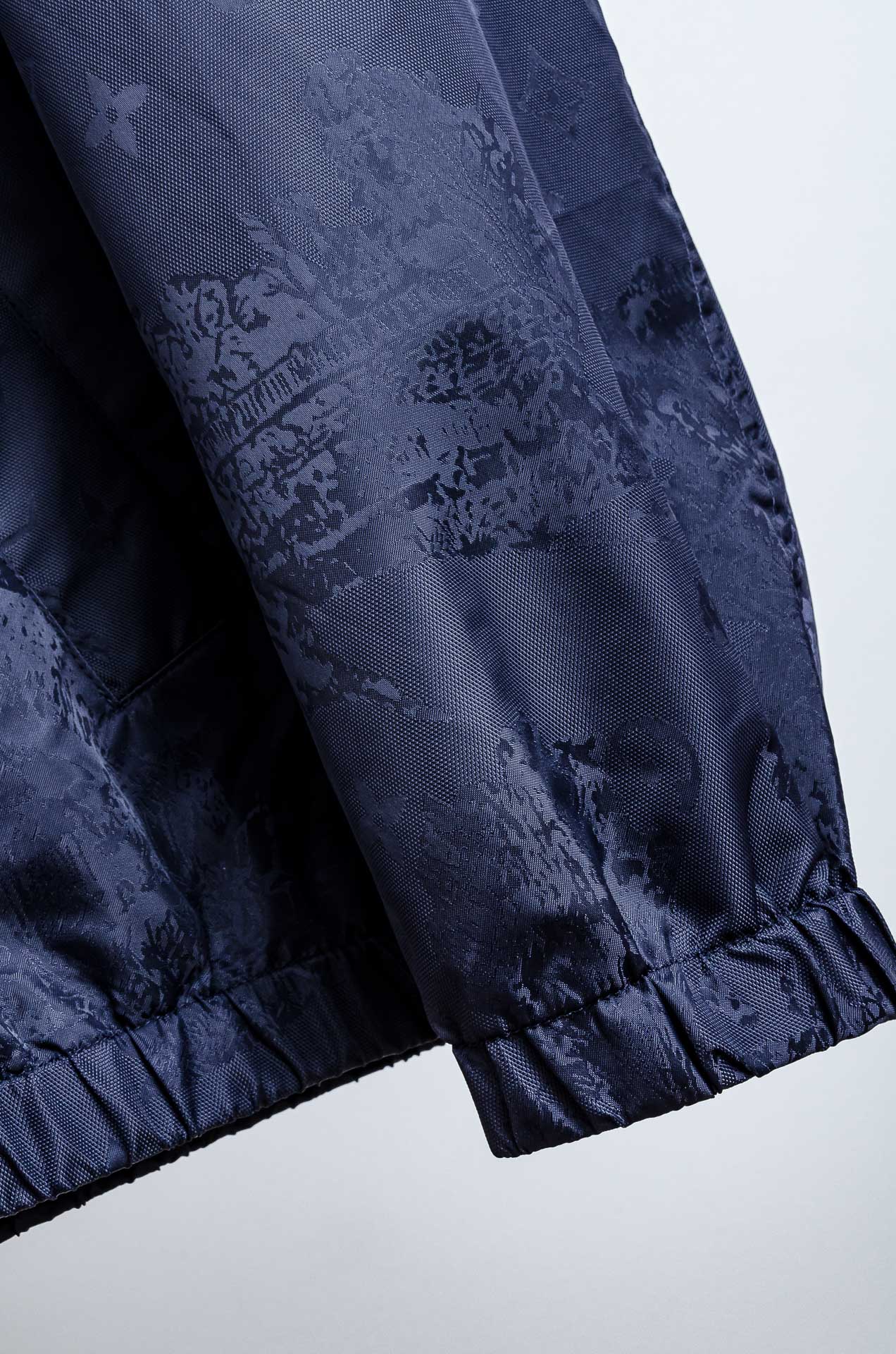 ☀️☀️Lv 25FW男士连帽夹克外套#经典造型与风格上融入当下最热门的暗纹提花元素设计，简洁大气的纯色