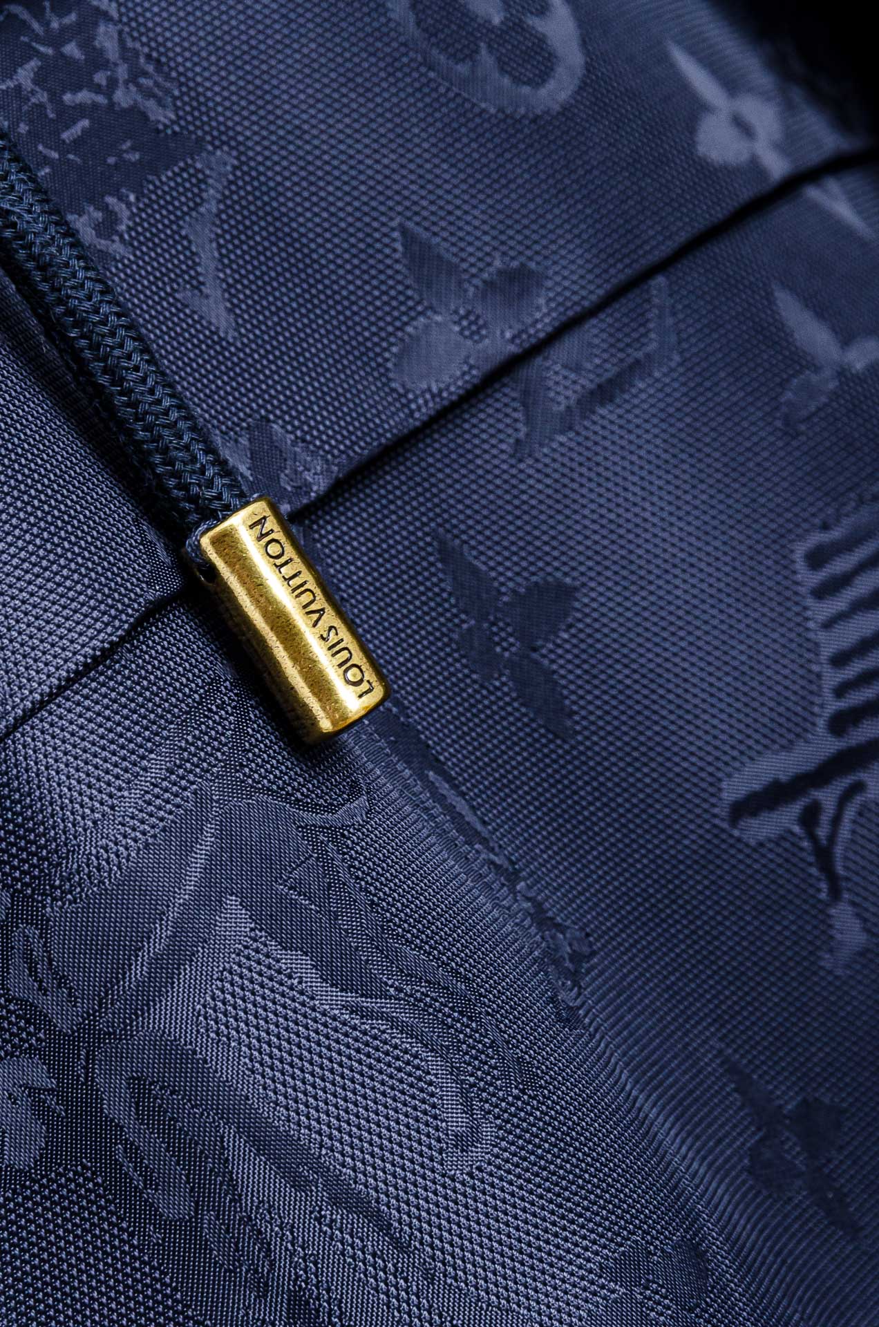 ☀️☀️Lv 25FW男士连帽夹克外套#经典造型与风格上融入当下最热门的暗纹提花元素设计，简洁大气的纯色