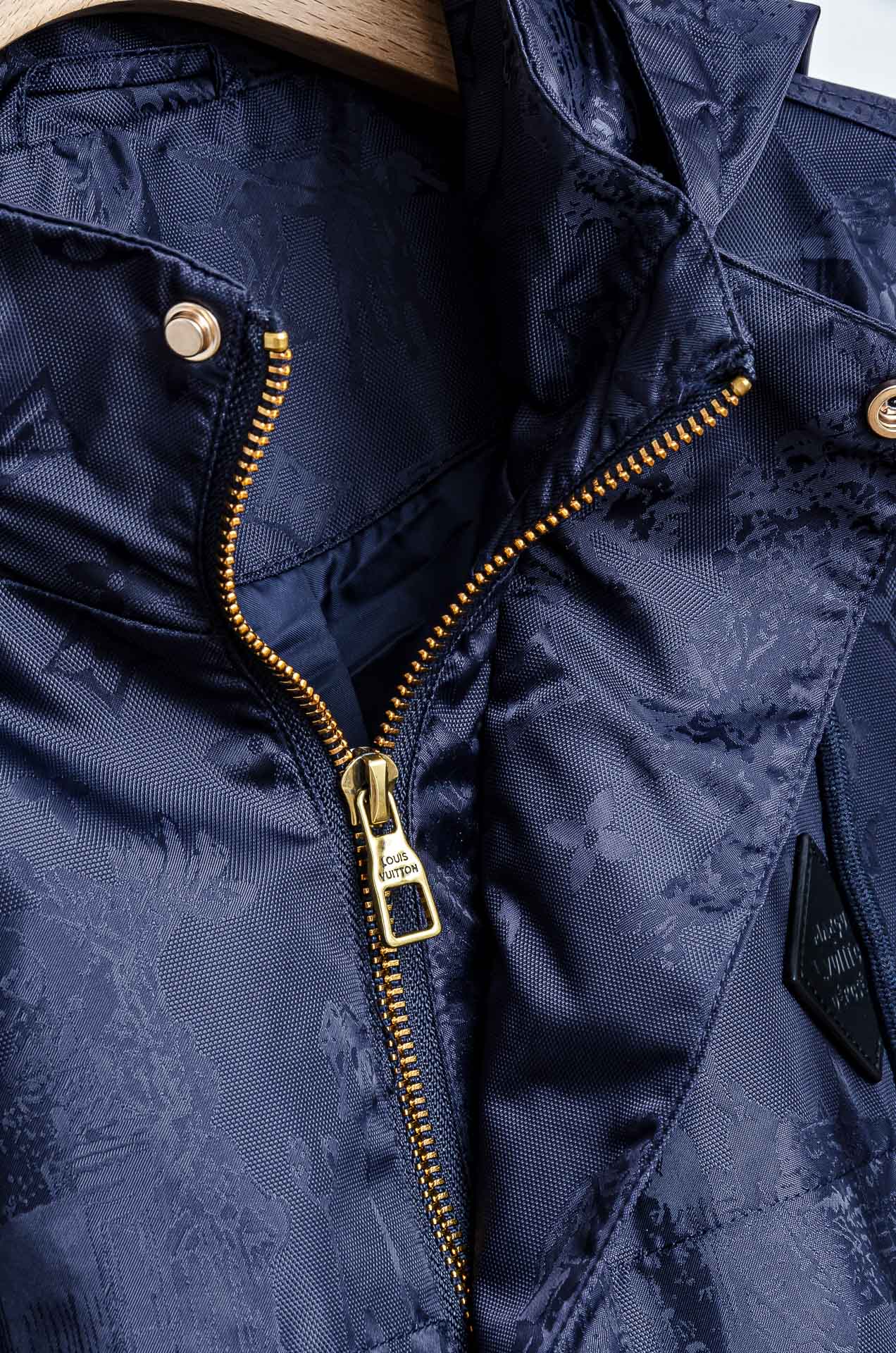 ☀️☀️Lv 25FW男士连帽夹克外套#经典造型与风格上融入当下最热门的暗纹提花元素设计，简洁大气的纯色