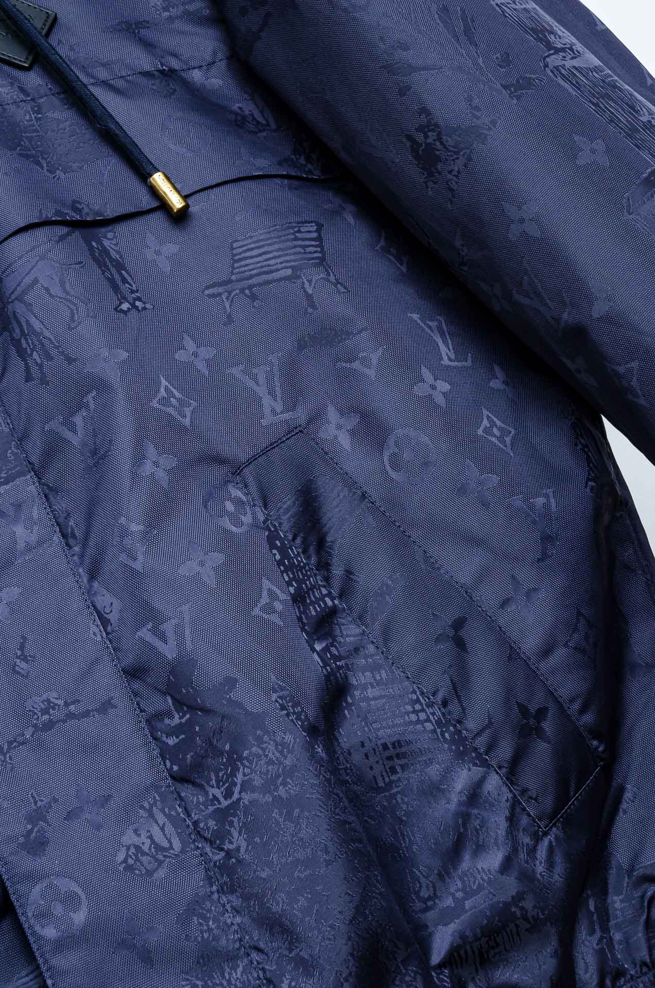 ☀️☀️Lv 25FW男士连帽夹克外套#经典造型与风格上融入当下最热门的暗纹提花元素设计，简洁大气的纯色