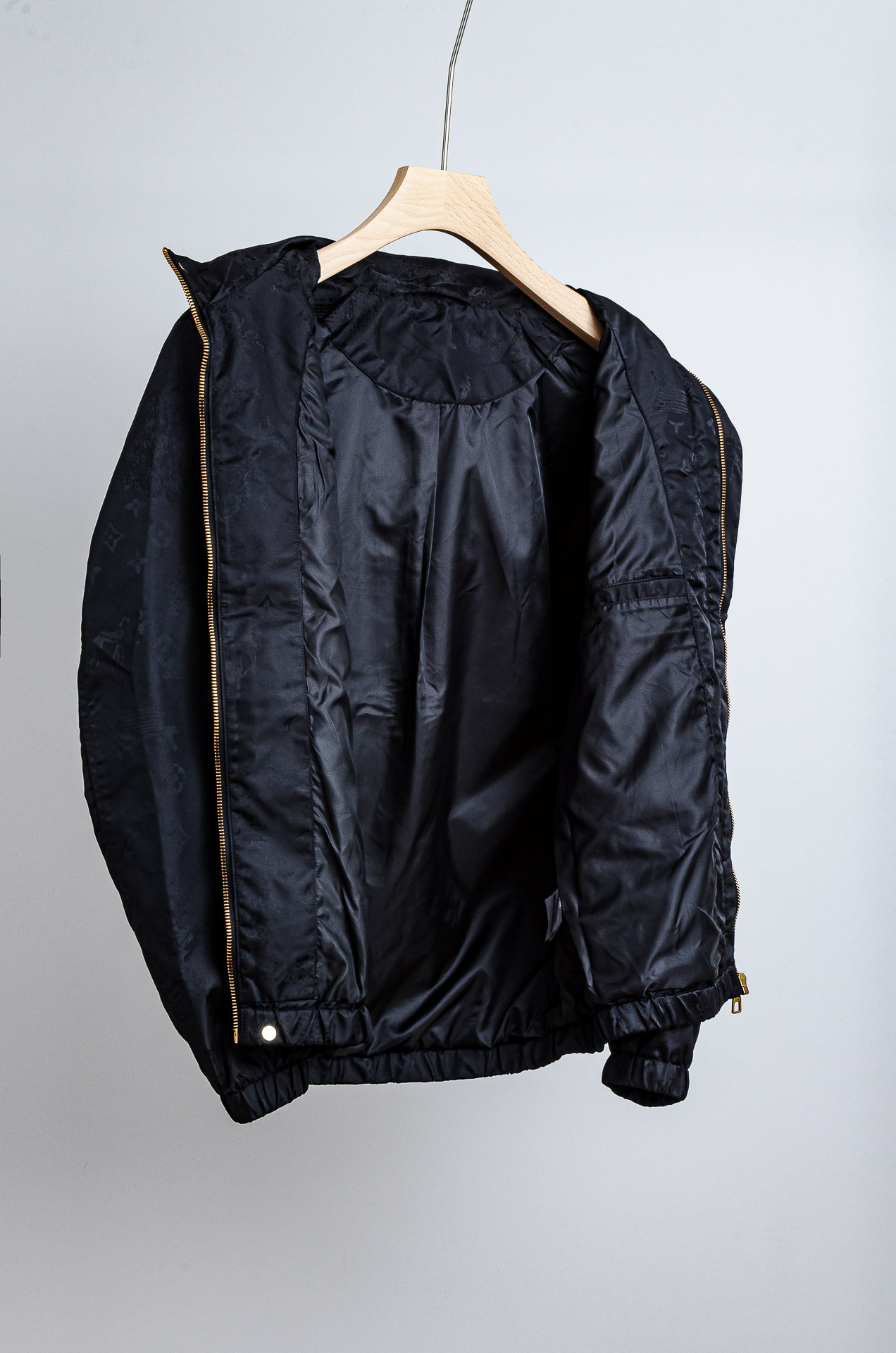 ☀️☀️Lv 25FW男士连帽夹克外套#经典造型与风格上融入当下最热门的暗纹提花元素设计，简洁大气的纯色