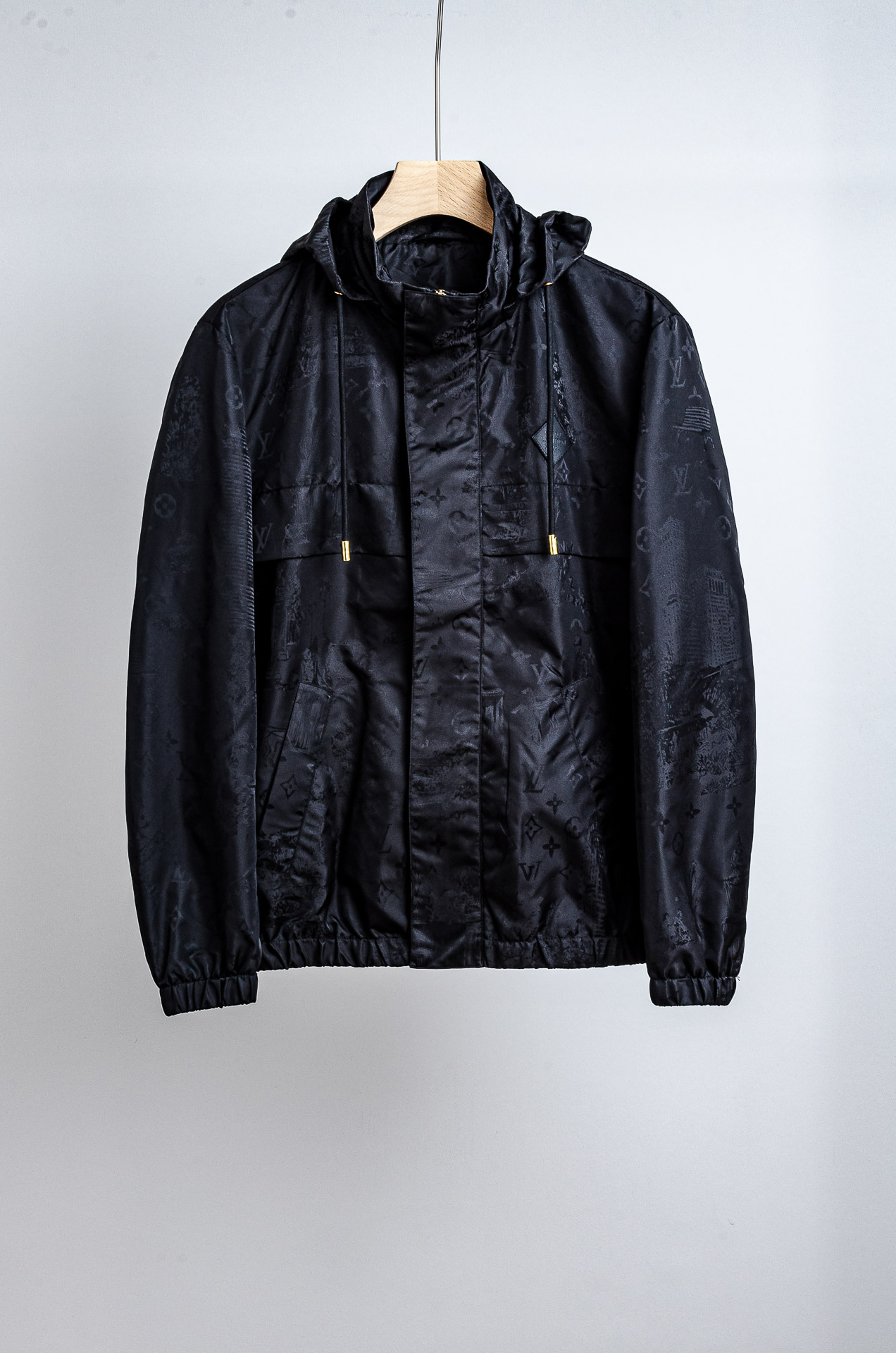 ☀️☀️Lv 25FW男士连帽夹克外套#经典造型与风格上融入当下最热门的暗纹提花元素设计，简洁大气的纯色