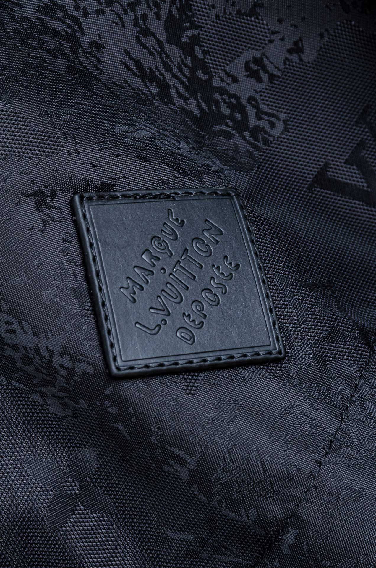 ☀️☀️Lv 25FW男士连帽夹克外套#经典造型与风格上融入当下最热门的暗纹提花元素设计，简洁大气的纯色