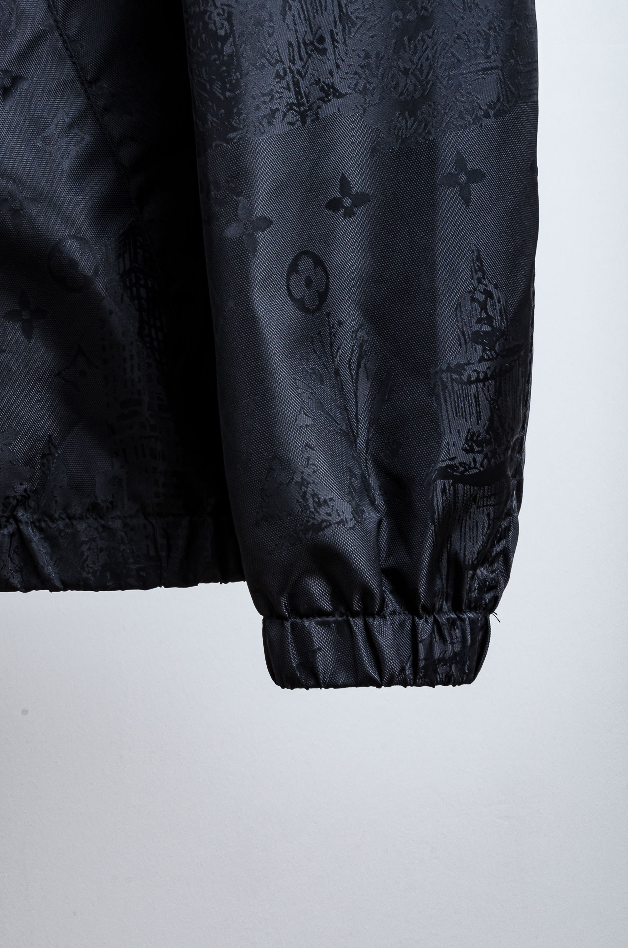 ☀️☀️Lv 25FW男士连帽夹克外套#经典造型与风格上融入当下最热门的暗纹提花元素设计，简洁大气的纯色