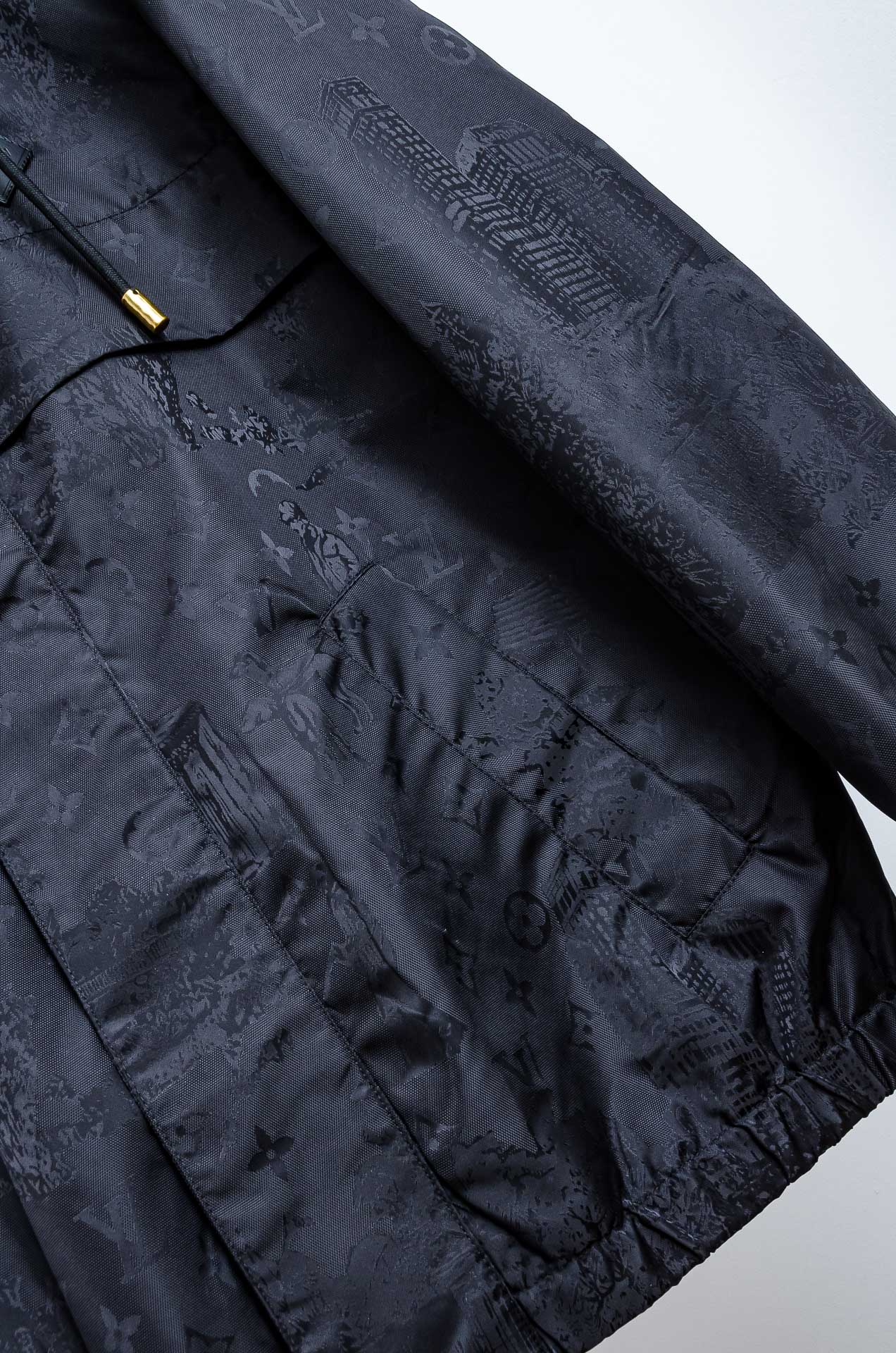 ☀️☀️Lv 25FW男士连帽夹克外套#经典造型与风格上融入当下最热门的暗纹提花元素设计，简洁大气的纯色