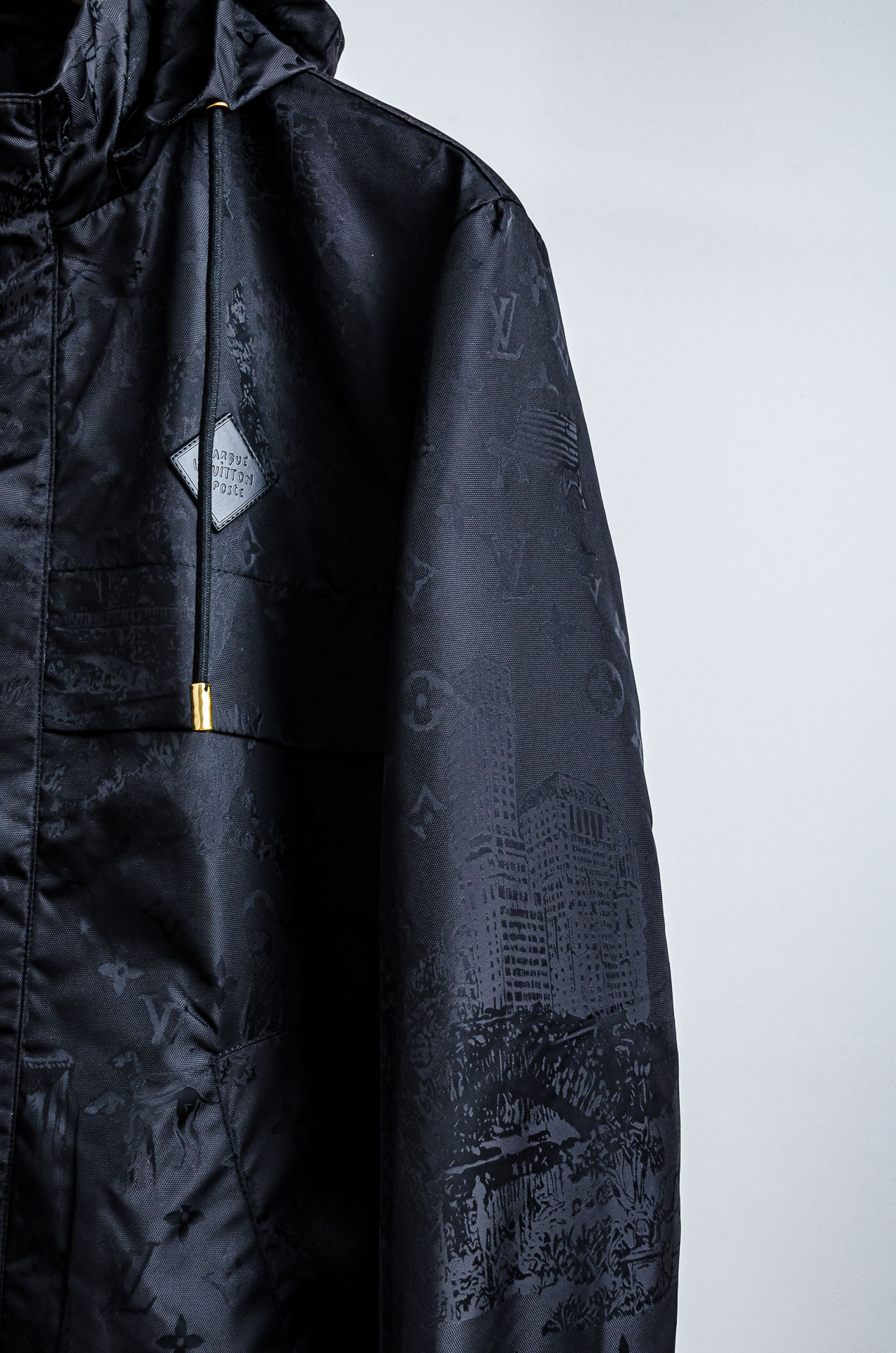 ☀️☀️Lv 25FW男士连帽夹克外套#经典造型与风格上融入当下最热门的暗纹提花元素设计，简洁大气的纯色