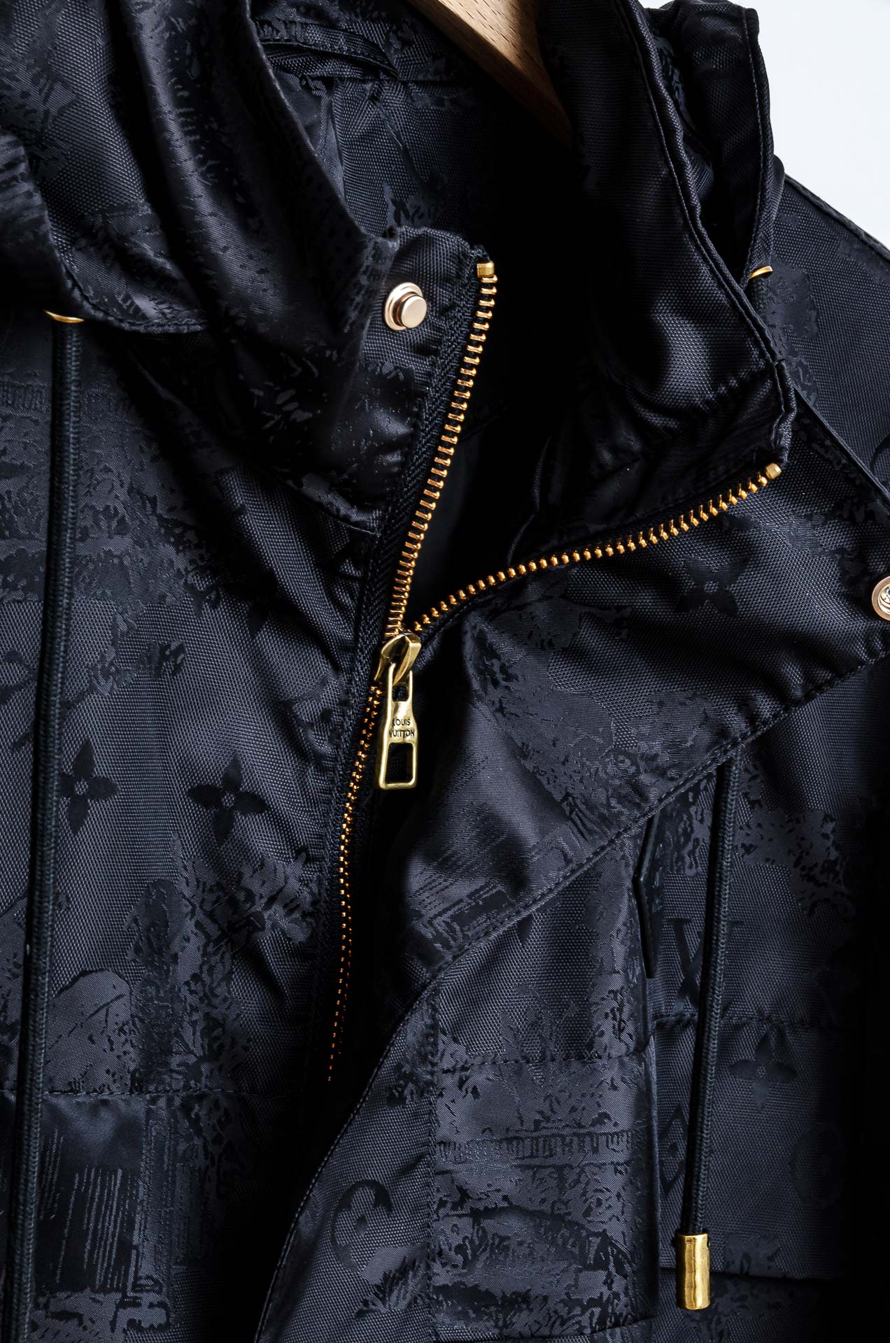 ☀️☀️Lv 25FW男士连帽夹克外套#经典造型与风格上融入当下最热门的暗纹提花元素设计，简洁大气的纯色