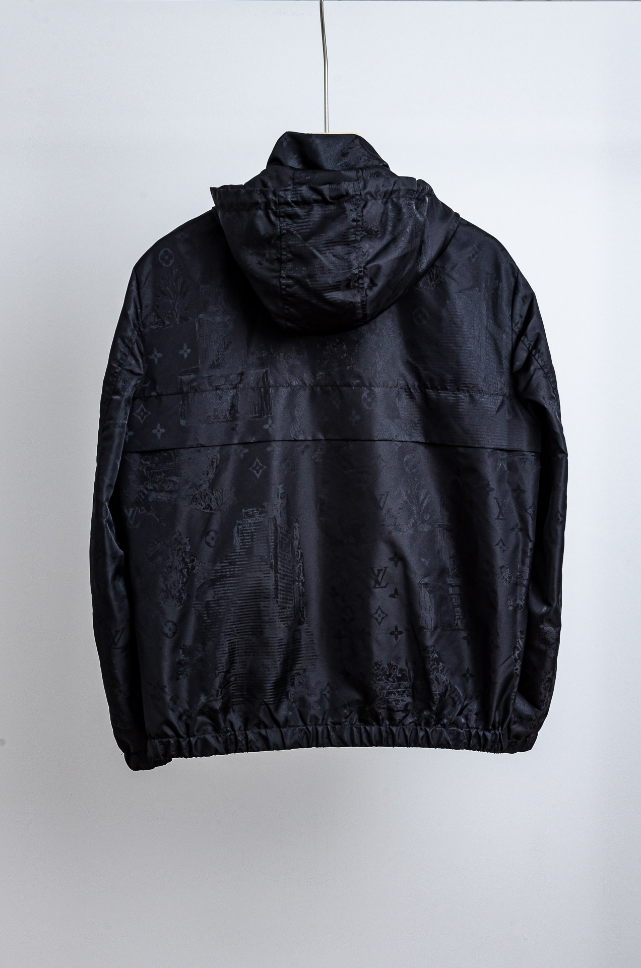 ☀️☀️Lv 25FW男士连帽夹克外套#经典造型与风格上融入当下最热门的暗纹提花元素设计，简洁大气的纯色