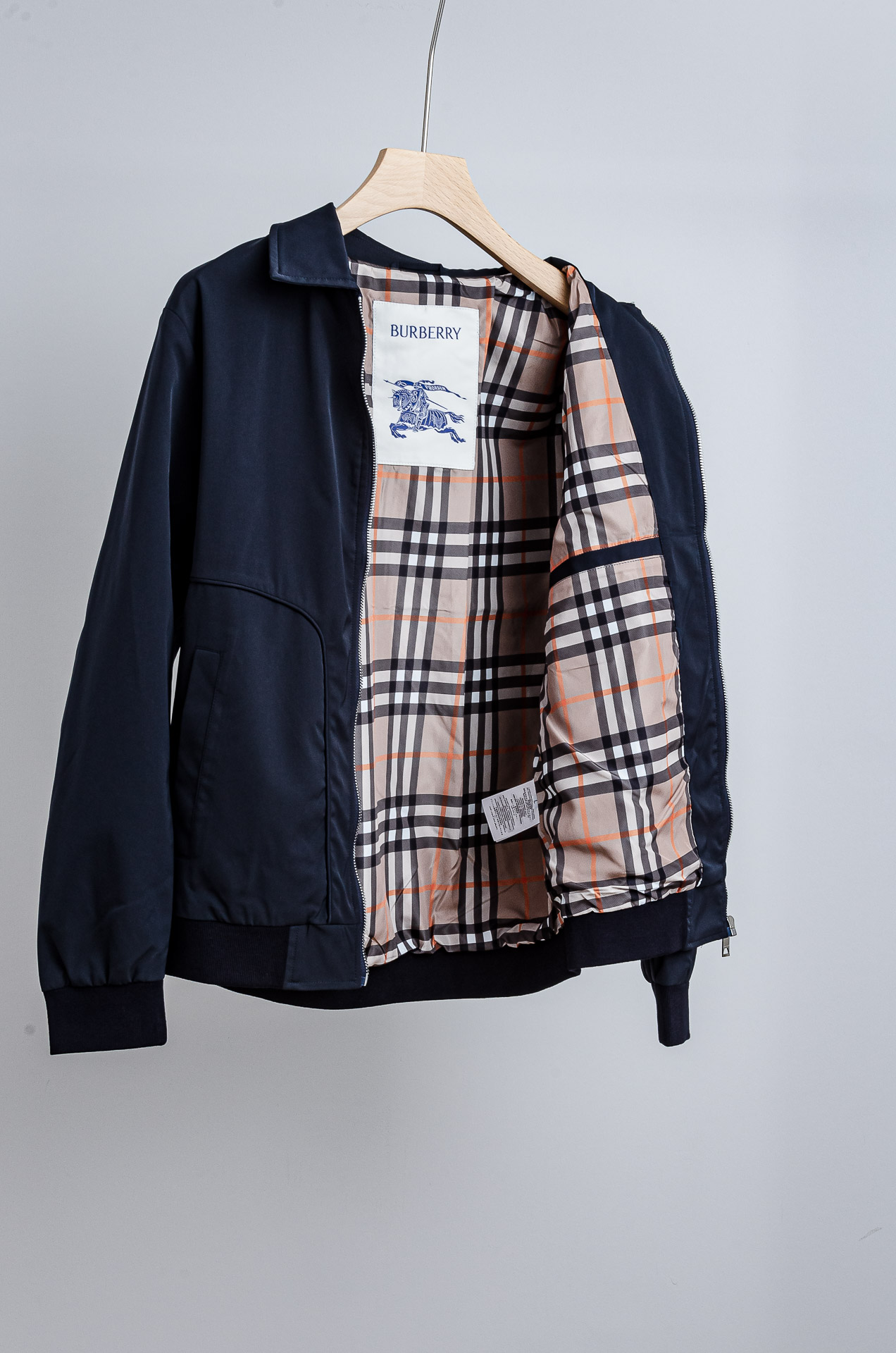 ☀️☀️26 ss最新出品 棉质BUR王牌尖货， 原厂原料棉纺厂特供长绒精纺棉质混纺斜纹材质打造。内侧为