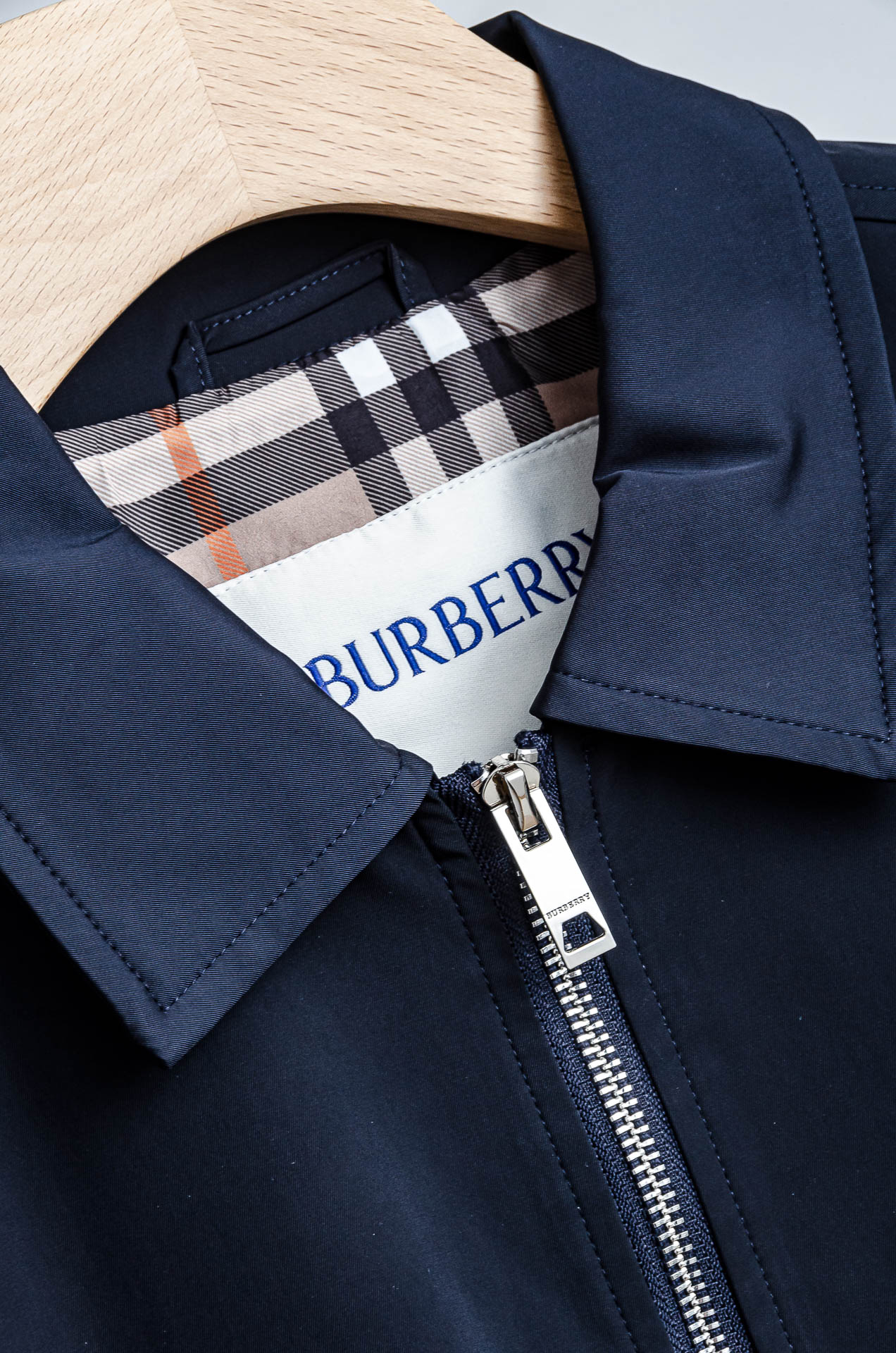 ☀️☀️26 ss最新出品 棉质BUR王牌尖货， 原厂原料棉纺厂特供长绒精纺棉质混纺斜纹材质打造。内侧为