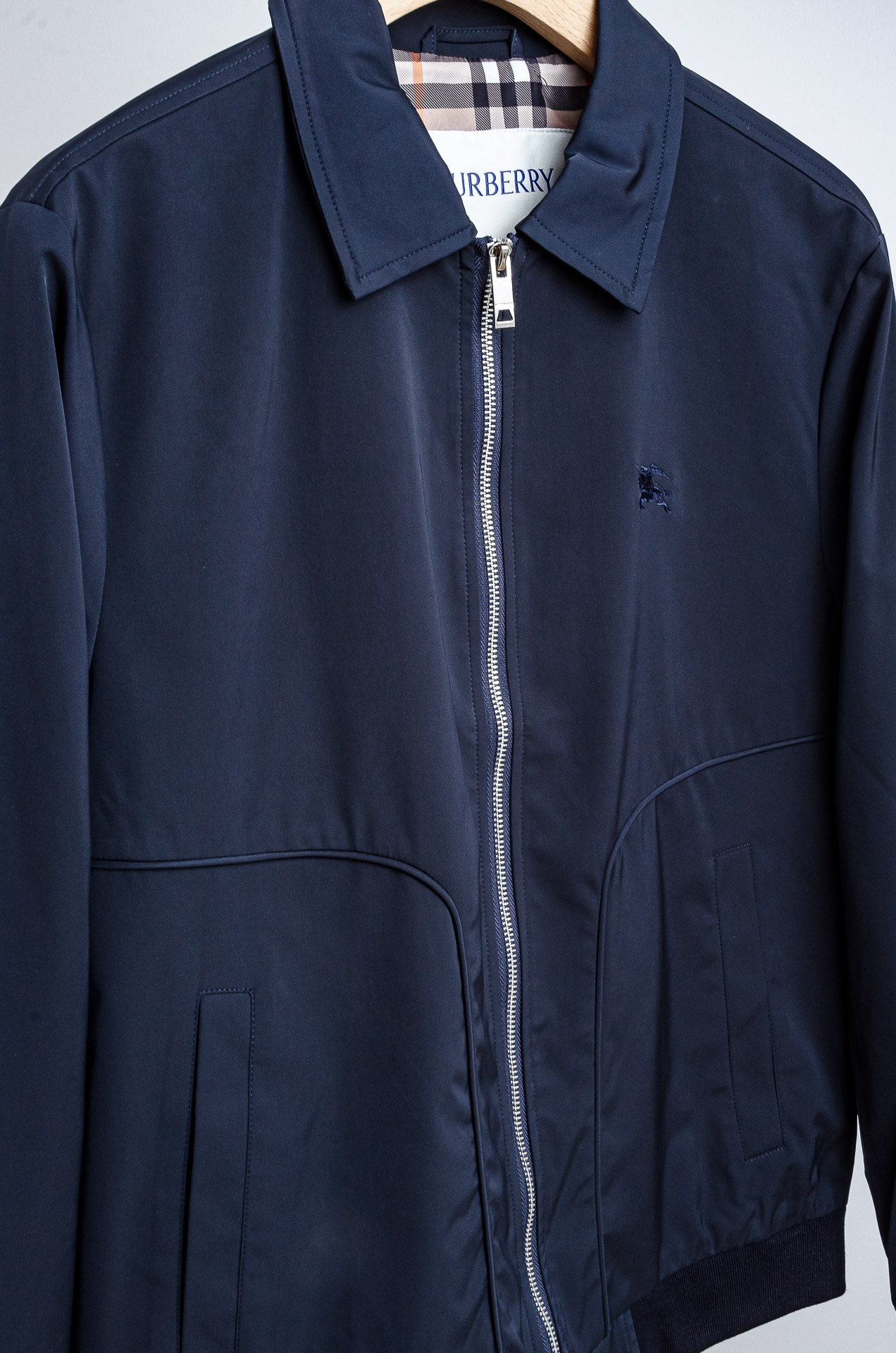 ☀️☀️26 ss最新出品 棉质BUR王牌尖货， 原厂原料棉纺厂特供长绒精纺棉质混纺斜纹材质打造。内侧为