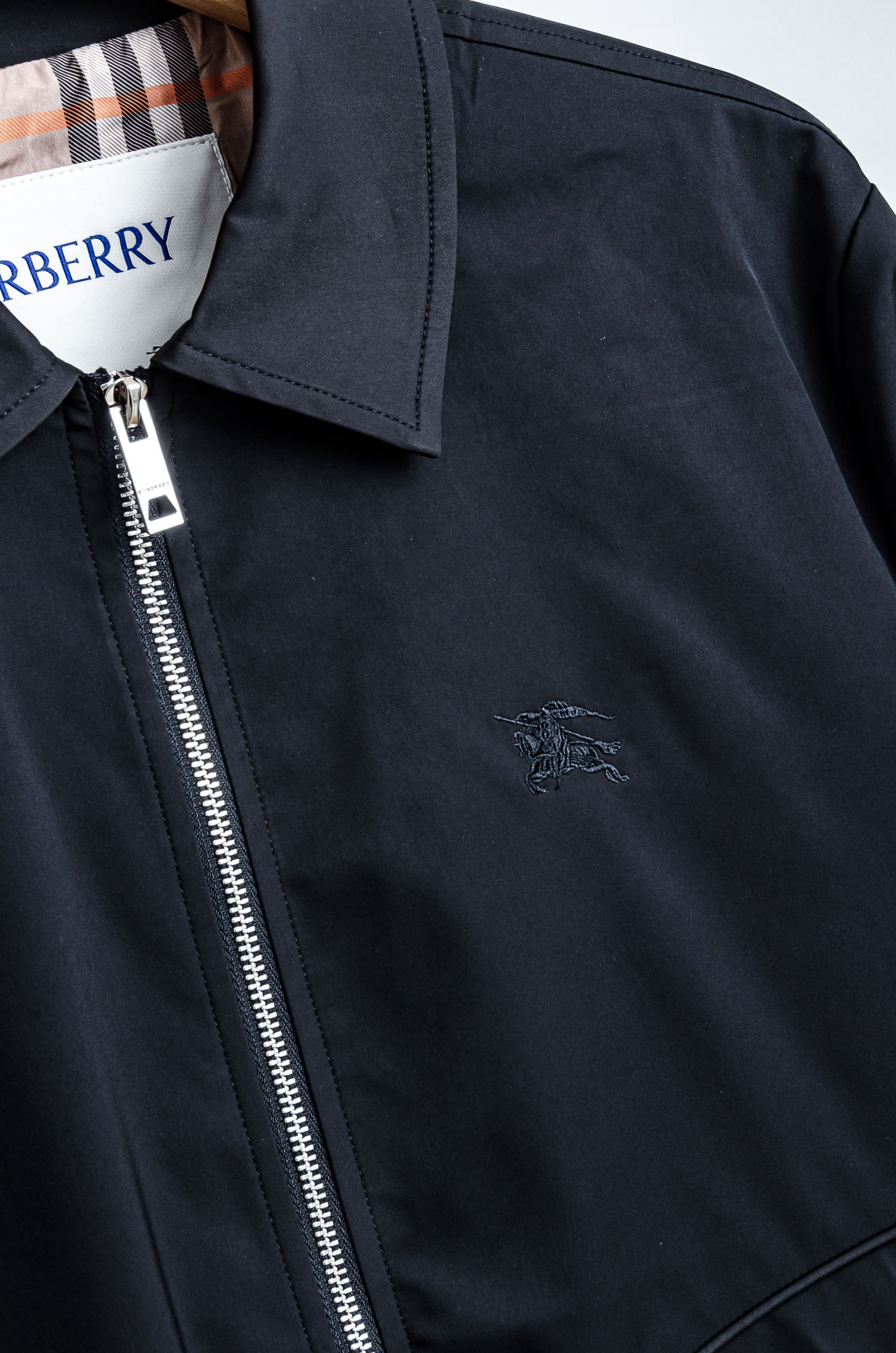 ☀️☀️26 ss最新出品 棉质BUR王牌尖货， 原厂原料棉纺厂特供长绒精纺棉质混纺斜纹材质打造。内侧为