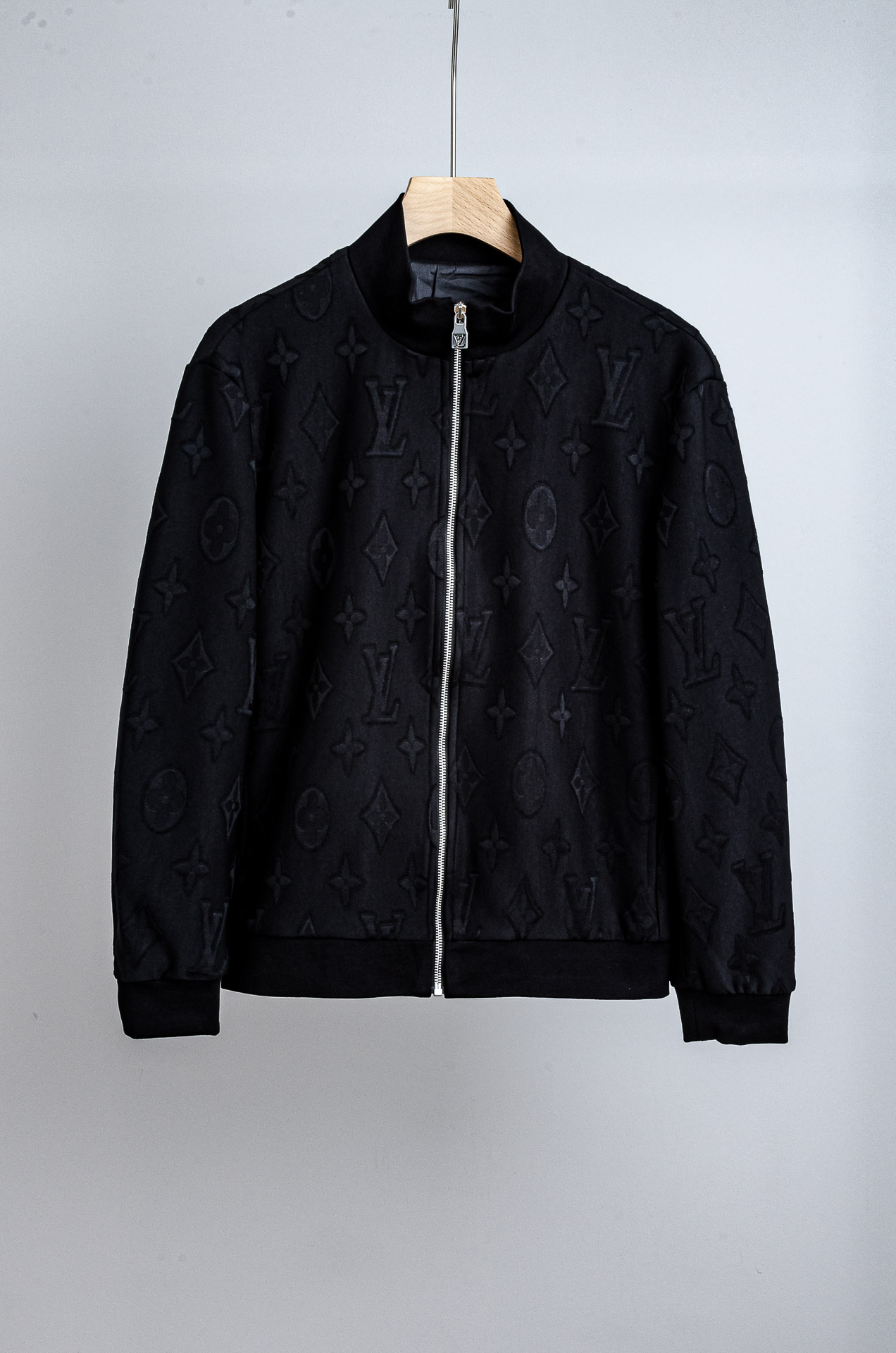 ☀️☀️ Lv 2025FW满幅提花时尚休闲夹克外套#以其独特的设计风格，瞬间提升了整体的时尚感。的立领