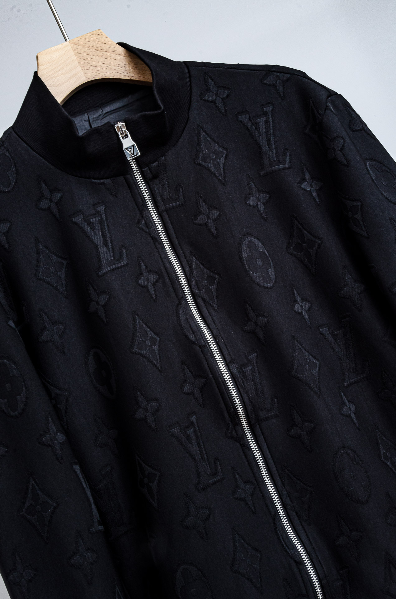 ☀️☀️ Lv 2025FW满幅提花时尚休闲夹克外套#以其独特的设计风格，瞬间提升了整体的时尚感。的立领