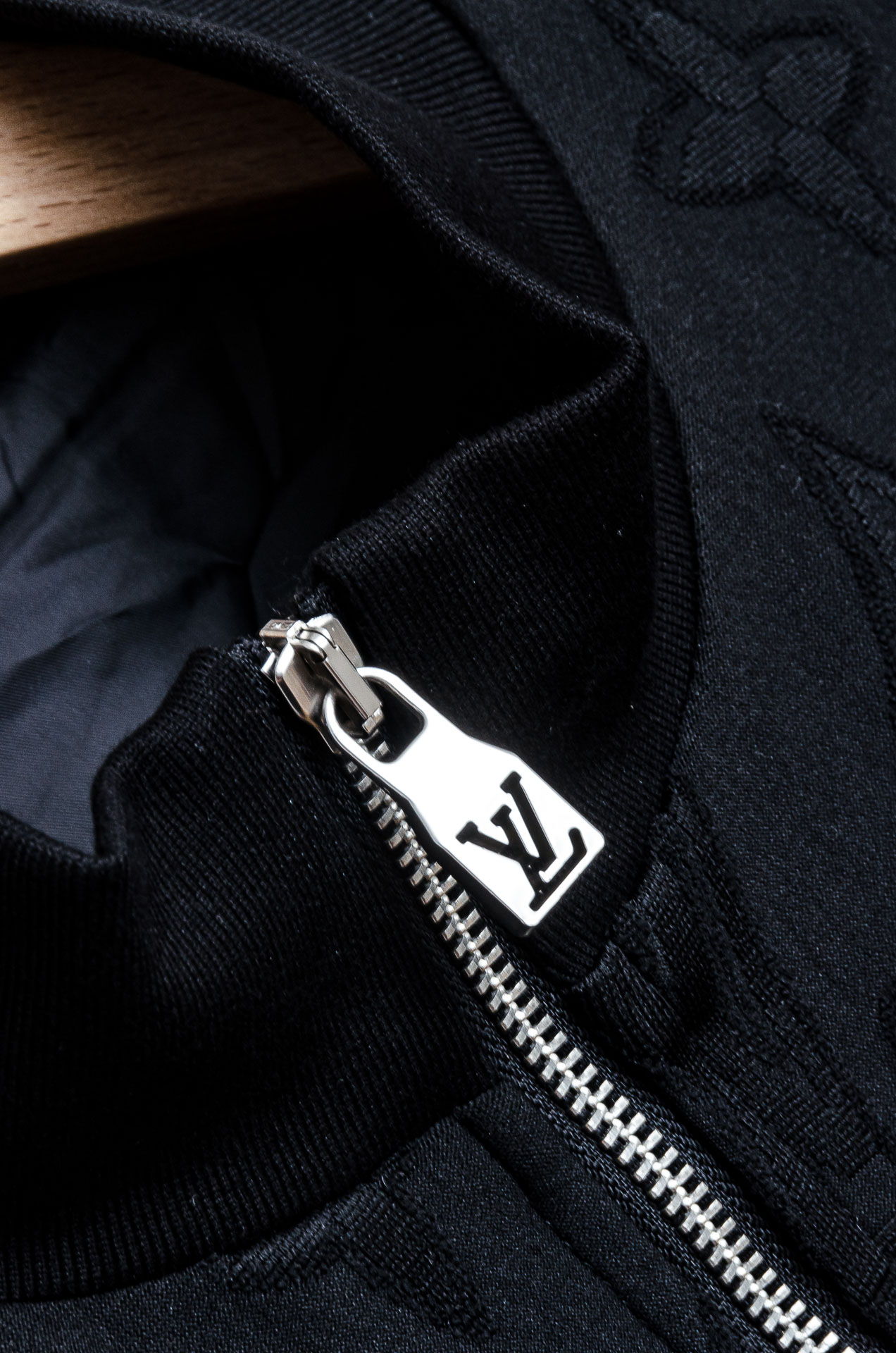 ☀️☀️ Lv 2025FW满幅提花时尚休闲夹克外套#以其独特的设计风格，瞬间提升了整体的时尚感。的立领