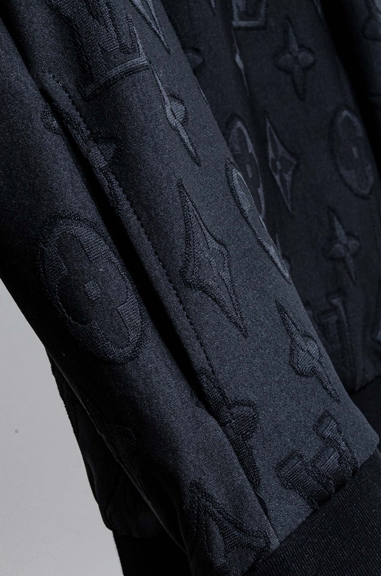 ☀️☀️ Lv 2025FW满幅提花时尚休闲夹克外套#以其独特的设计风格，瞬间提升了整体的时尚感。的立领