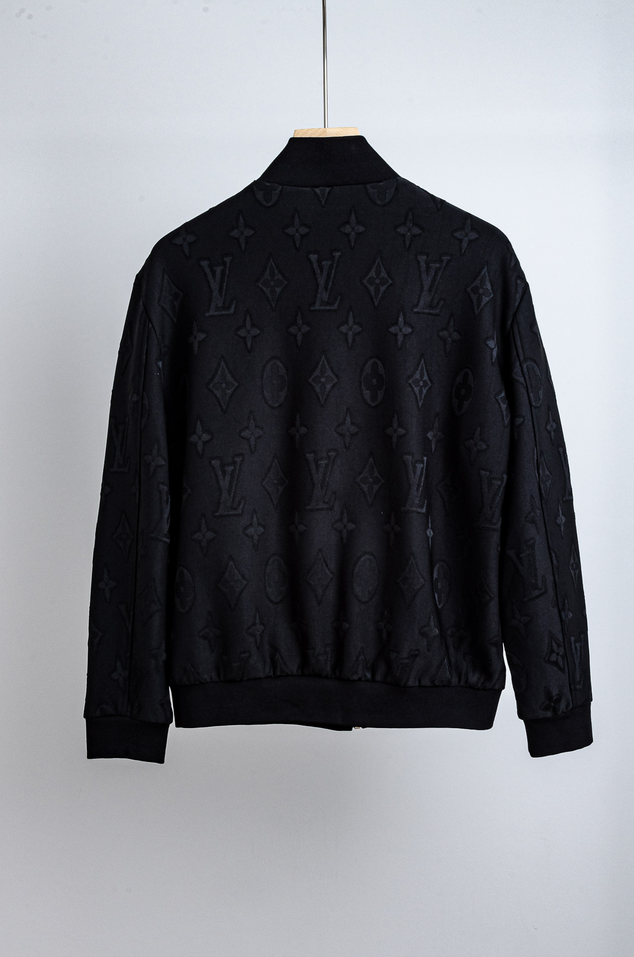 ☀️☀️ Lv 2025FW满幅提花时尚休闲夹克外套#以其独特的设计风格，瞬间提升了整体的时尚感。的立领