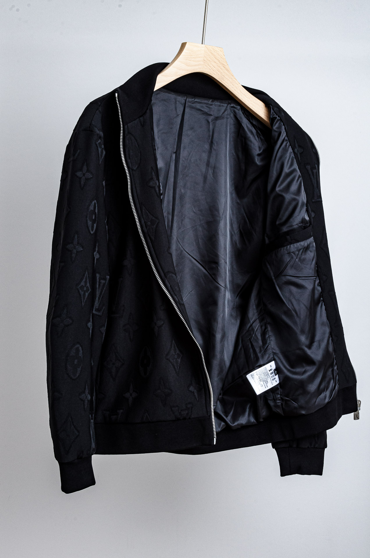 ☀️☀️ Lv 2025FW满幅提花时尚休闲夹克外套#以其独特的设计风格，瞬间提升了整体的时尚感。的立领