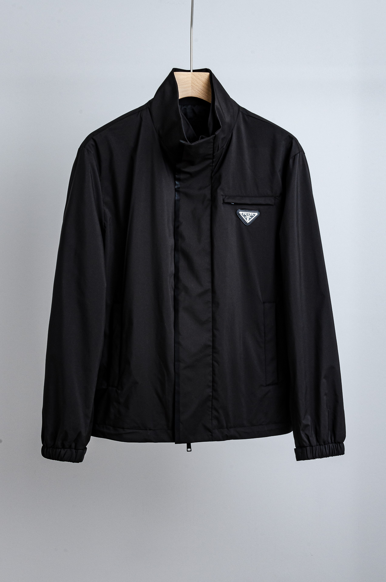 ☀️☀️Prad#a 普/拉达2025fw秋冬最新P家经典男士夹克外套#金属三角标，低调奢华感拉满!面料