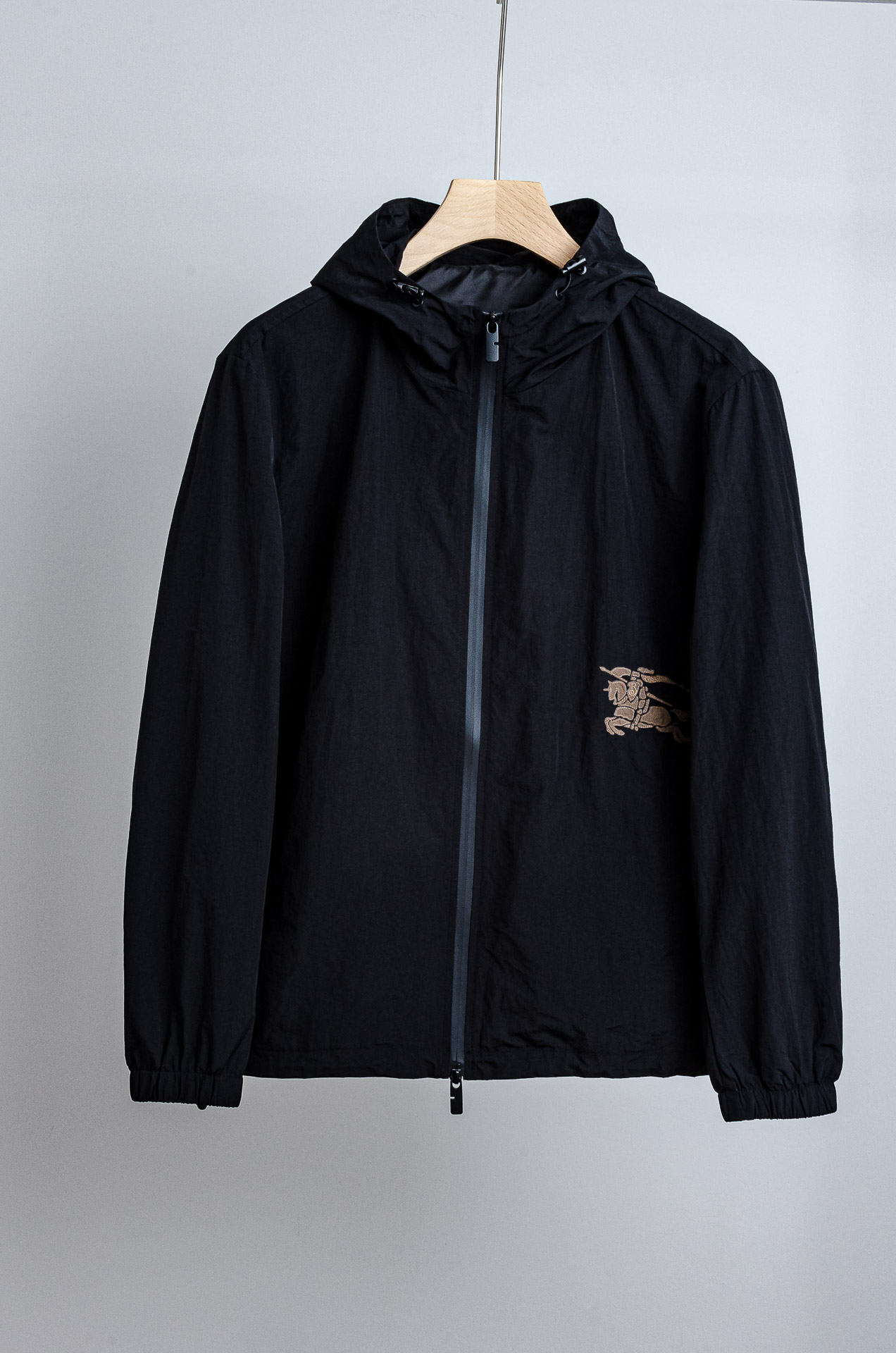 ☀️☀️ BUR#BERRY 巴宝/莉2025新品连帽防水夹克外套，同步官网发售！原厂代工出品，该款夹克