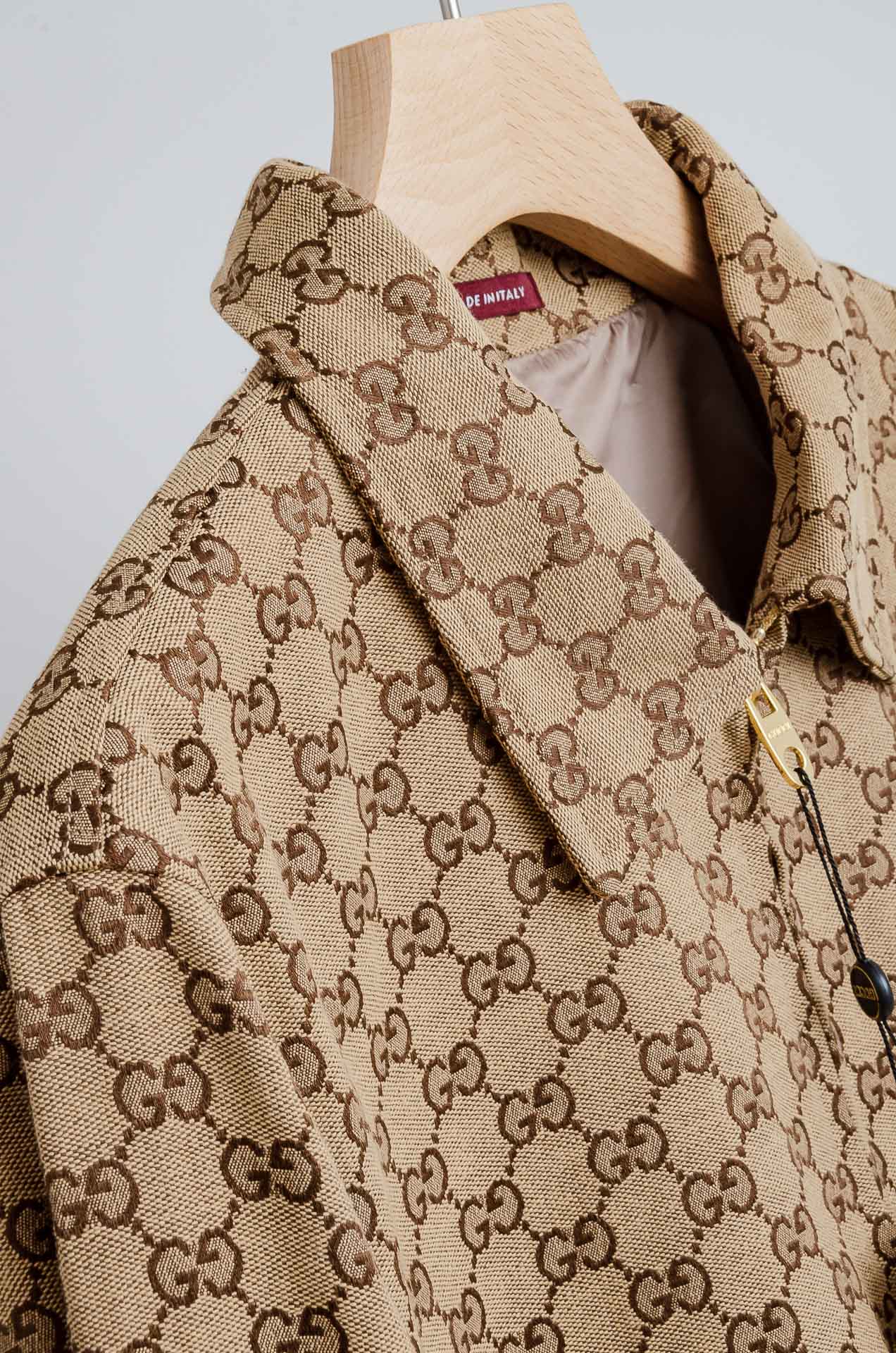 ☀️☀️GU#CCI 2025FW满幅提花时尚休闲夹克外套#以其独特的设计风格，瞬间提升了整体的时尚感。