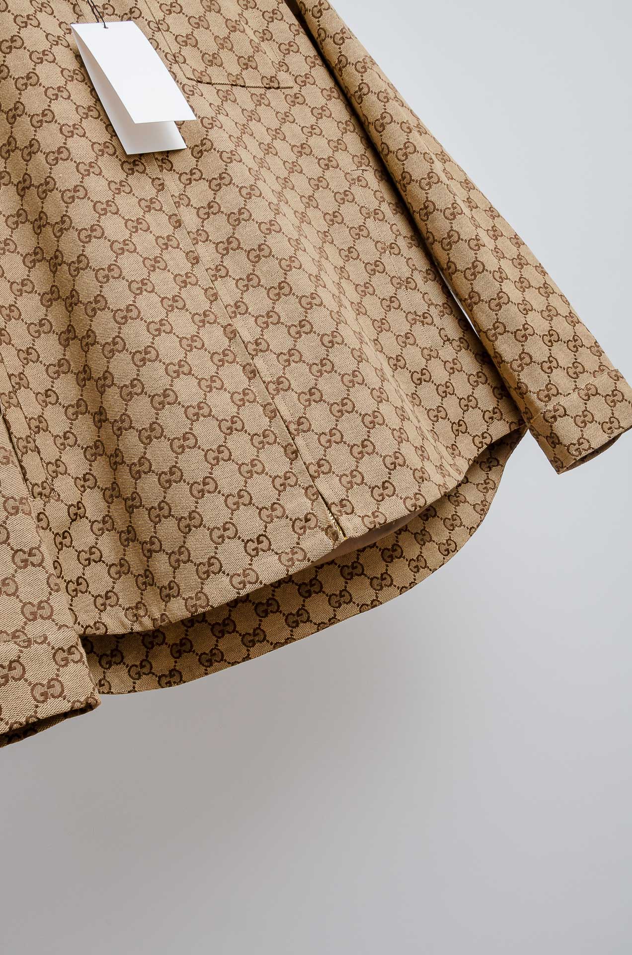 ☀️☀️GU#CCI 2025FW满幅提花时尚休闲夹克外套#以其独特的设计风格，瞬间提升了整体的时尚感。