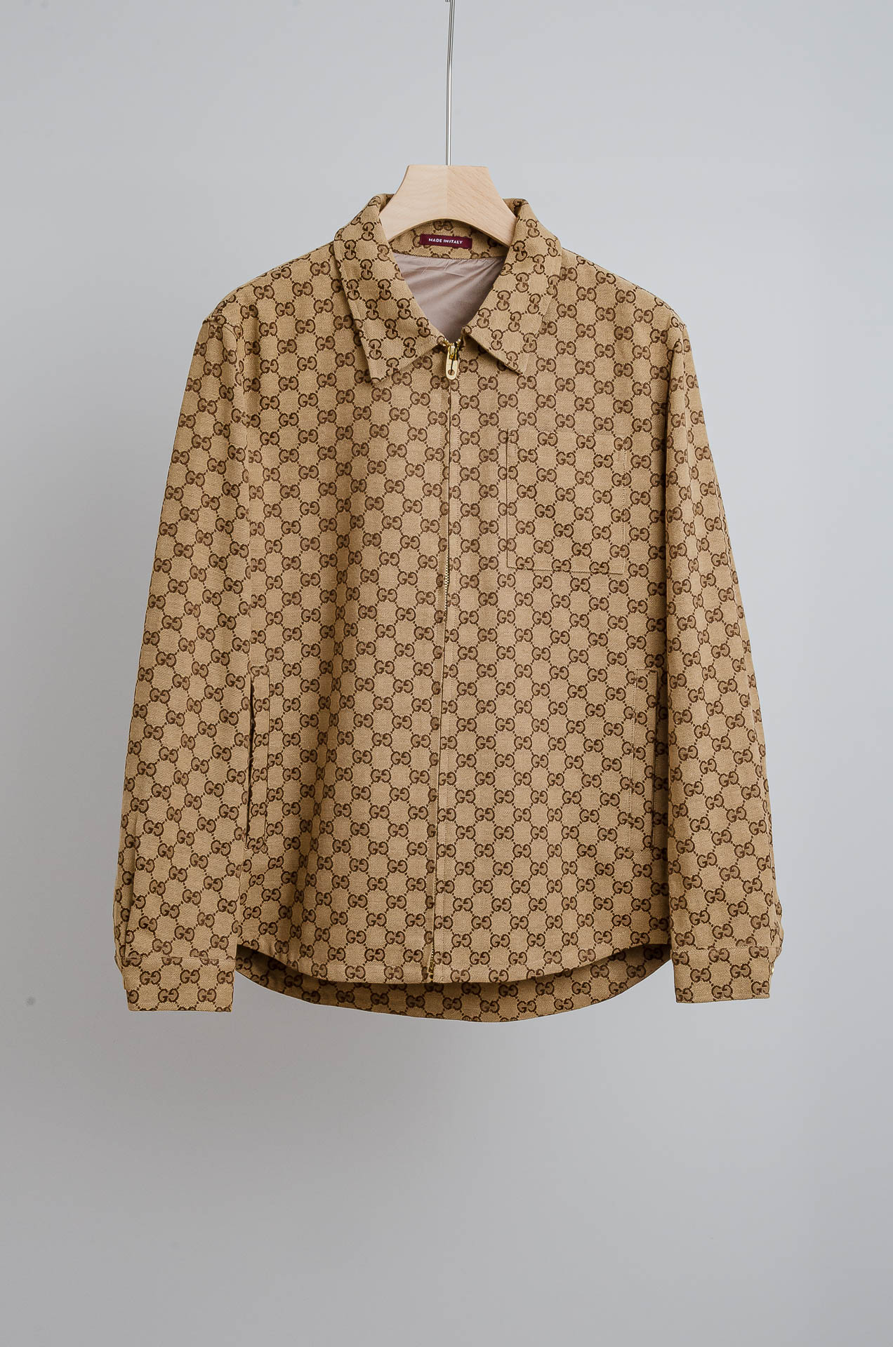 ☀️☀️GU#CCI 2025FW满幅提花时尚休闲夹克外套#以其独特的设计风格，瞬间提升了整体的时尚感。