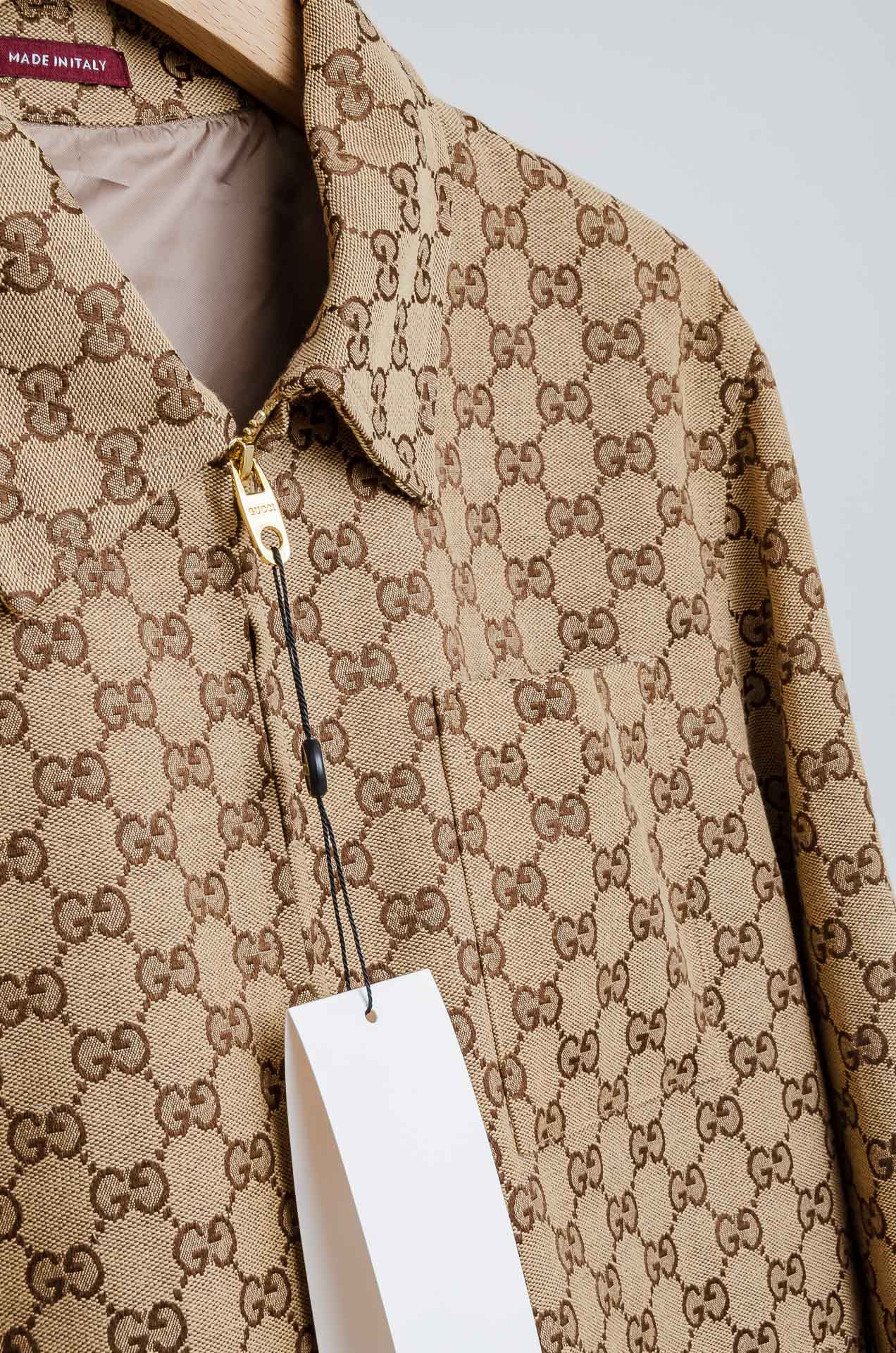 ☀️☀️GU#CCI 2025FW满幅提花时尚休闲夹克外套#以其独特的设计风格，瞬间提升了整体的时尚感。