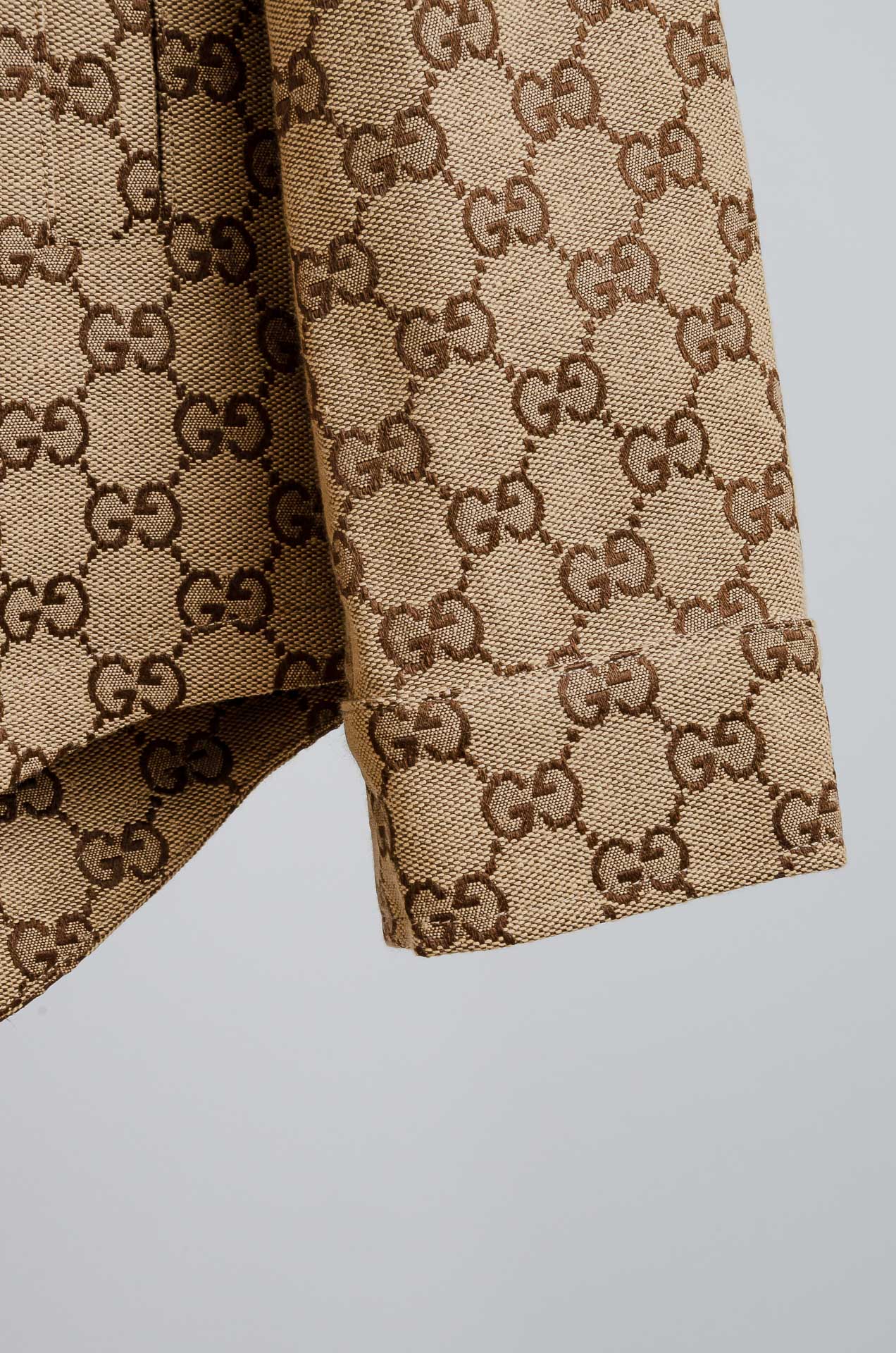 ☀️☀️GU#CCI 2025FW满幅提花时尚休闲夹克外套#以其独特的设计风格，瞬间提升了整体的时尚感。