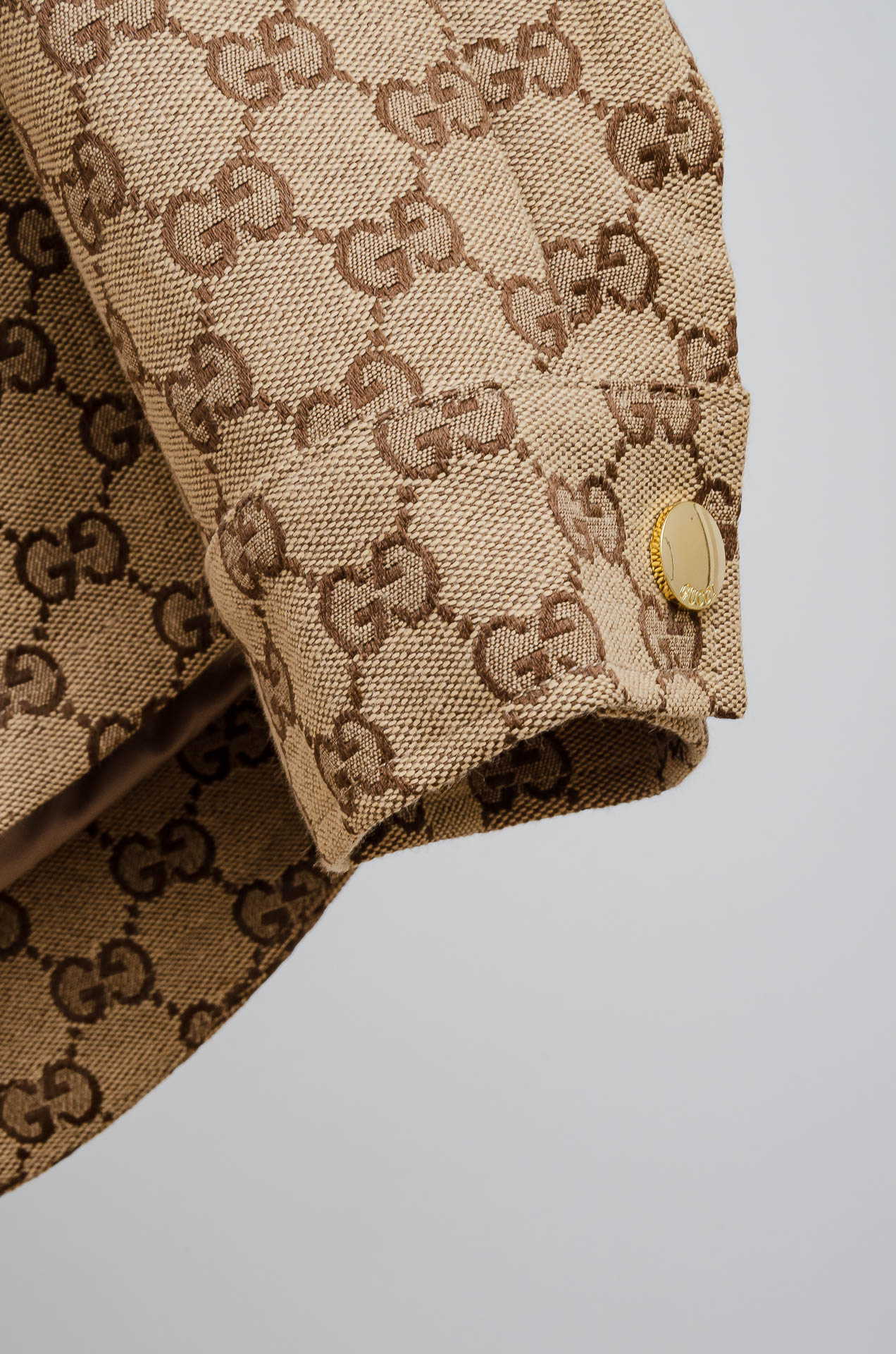 ☀️☀️GU#CCI 2025FW满幅提花时尚休闲夹克外套#以其独特的设计风格，瞬间提升了整体的时尚感。