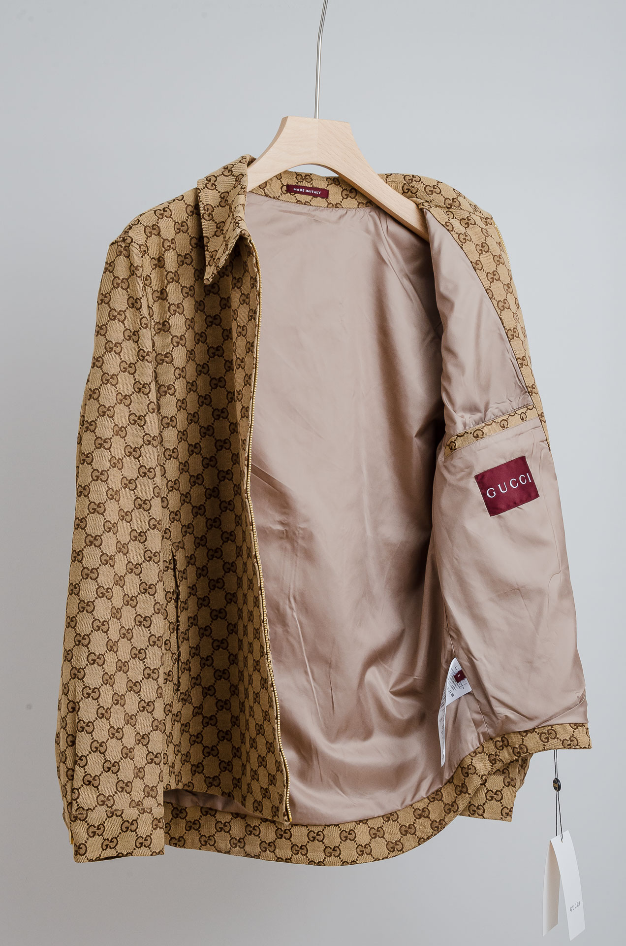 ☀️☀️GU#CCI 2025FW满幅提花时尚休闲夹克外套#以其独特的设计风格，瞬间提升了整体的时尚感。