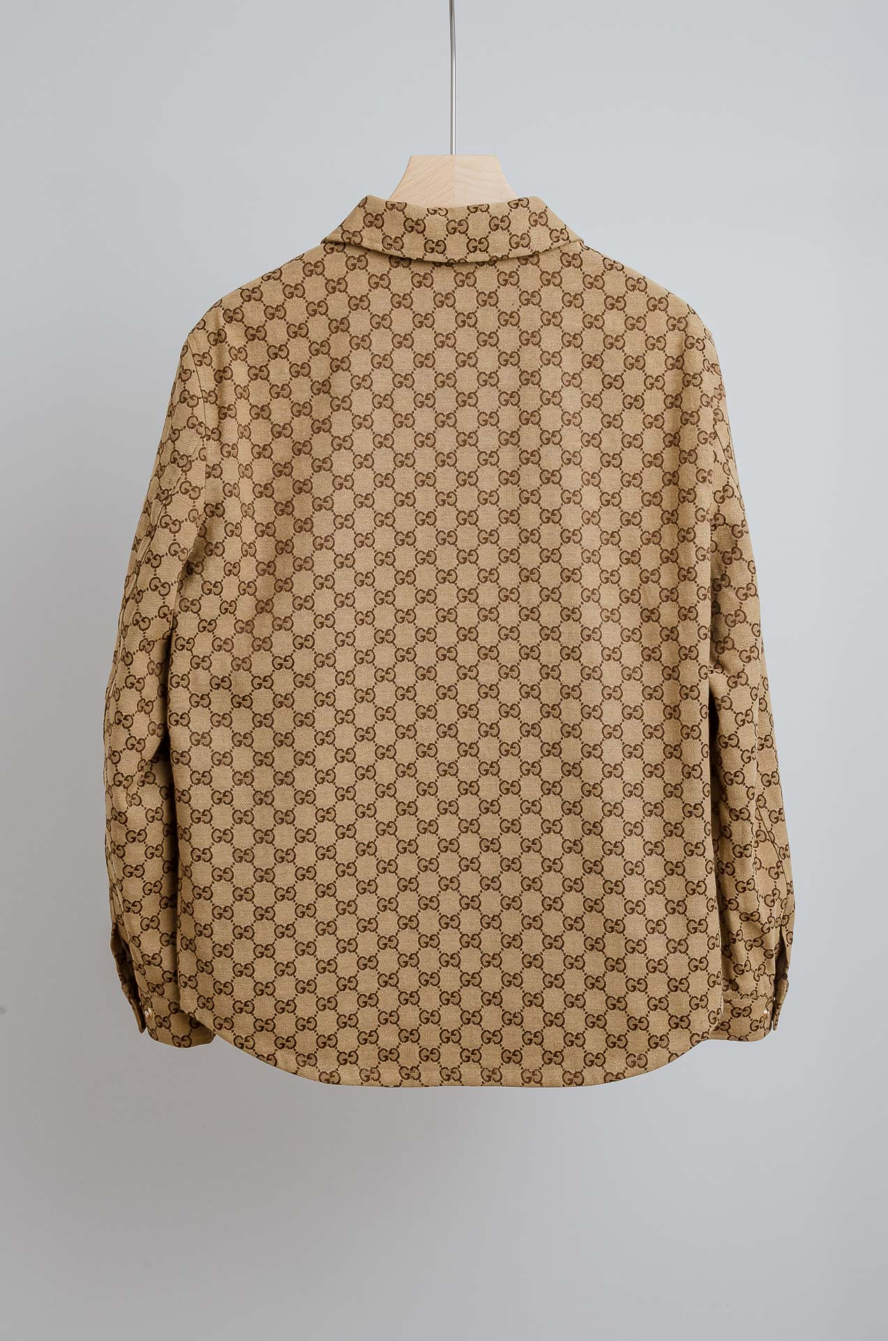 ☀️☀️GU#CCI 2025FW满幅提花时尚休闲夹克外套#以其独特的设计风格，瞬间提升了整体的时尚感。