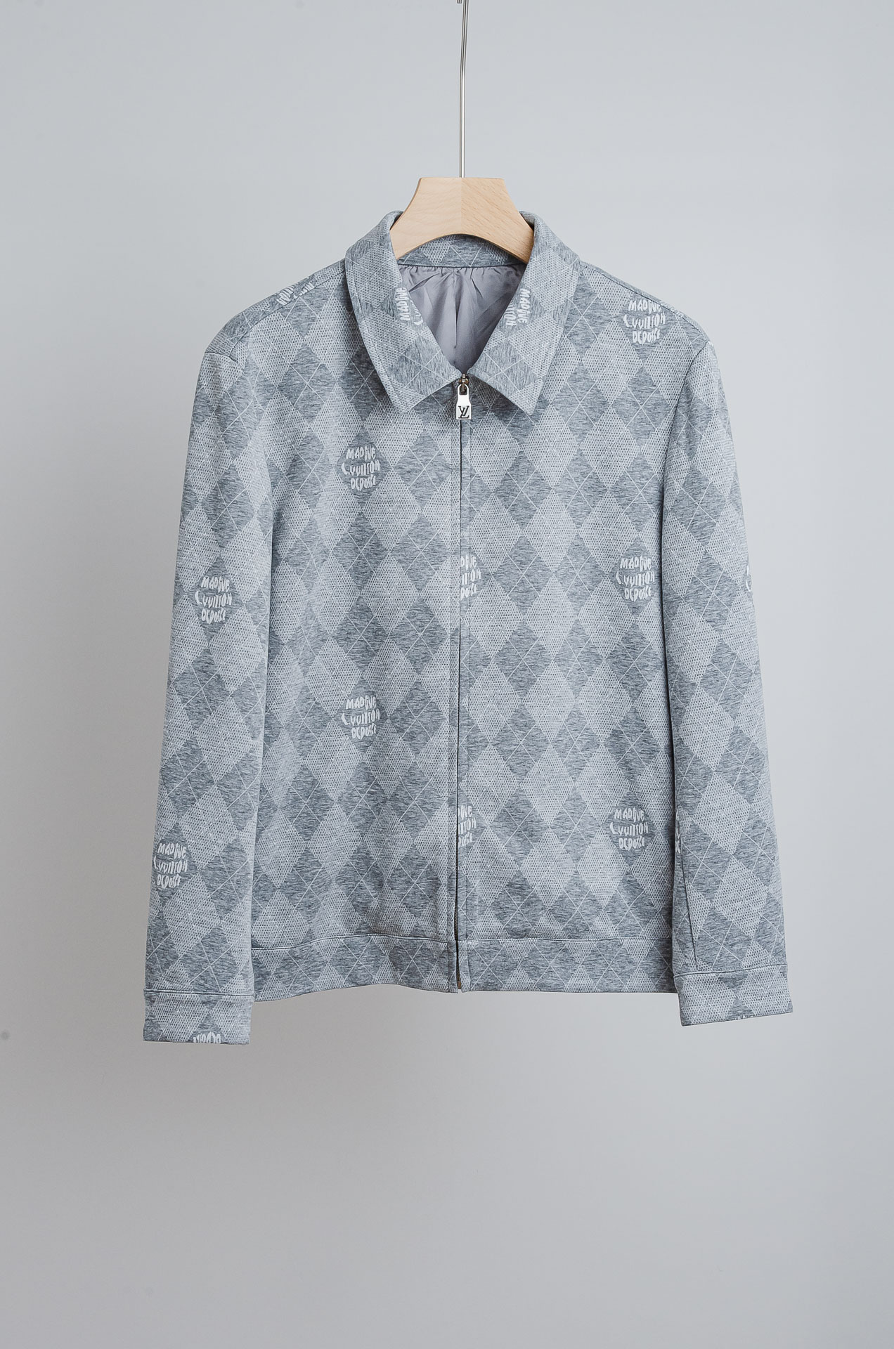 NO:622449,LV 2025FW latest checkerboard men’s lapel jacket # This season is suitable for all kinds of wear, allowing you to enjoy fashion while also feeling warm and comfortable. The texture of porcelain is solid and delicate, and the luster is natural and elegant. It is visually eye-catching and unforgettable. It is light and comfortable to wear, and the perfect texture of the fabric supports the style of the jacket, highlighting the clothing without revealing anything!  The overall design is simple yet luxurious, following the advanced and concise design concept, and every detail demonstrates exquisite craftsmanship. The clean, comfortable, simple and generous tailoring interprets the most fashionable dressing rules on the street. All zippers use zipper pieces customized by the original factory, which are smooth and easy to pull. The smooth texture highlights the quality, and highlights the status in a low-key manner. The small lapel version is paired with the double-side oblique pocket design to easily create a stylish look.  The high-street feel, silhouette cutting design, visually lengthens the body proportions, breaks the previous rigid jacket shape, and the upper body is like a noble and elegant dress, showing a model-like temperament. The inside is also made of precision hemming and wiring, and there are also pocket snaps designed inside. You can stuff wallets, IDs and other things when traveling, and you don’t have to worry about travel safety issues. It is really meticulous in every aspect!  Wearing it, you will become the most shining star among the crowd, confident, calm and charming!  Size M-3XL,,louis vuitton,wallets,jackets & coats,jackets & coats,alexander wang19860909LV 2025FW最新棋盘格男士翻领夹克外套# 这个季节适合各种穿搭,让您在享受时尚的同时,也能感受到温暖舒适.质感瓷实细腻,光泽自然柔雅,于视觉上吸睛醒目,令人过目不忘.着身轻盈舒适感俱佳,面料完美的质感承托出夹克的款型,不露声色的彰显衣品！ 整体设计简约不失奢华,遵循高级简洁的设计理念,每一处细节都彰显着精湛的工艺.干净舒适、简单大方的剪裁,演绎街头最具时髦感的穿衣法则.全系拉链采用原代工厂定制的拉链片,顺滑好拉,亮滑的质感凸显品质,低调中彰显身份地位.小翻领的版型搭配双侧斜插口袋设计,轻松打造出高街感,廓形裁剪设计,视觉上拉长身材比例,打破以往呆板的夹克造型,上身如同一袭高贵优雅的礼服,尽显模特般的气质.内里也是全部做了精密包边走线工艺,并且在内里也做了口袋按扣的设计,出行可以塞下钱包证件等东西,无须担忧出行安全问题,真的是方方面面都做到了极致细致！穿上它,您将成为人群中最闪耀的星,自信从容,魅力四射！ 尺码M-3XL,,louis vuitton,wallets,jackets & coats,jackets & coats,alexander wang,Men's clothing