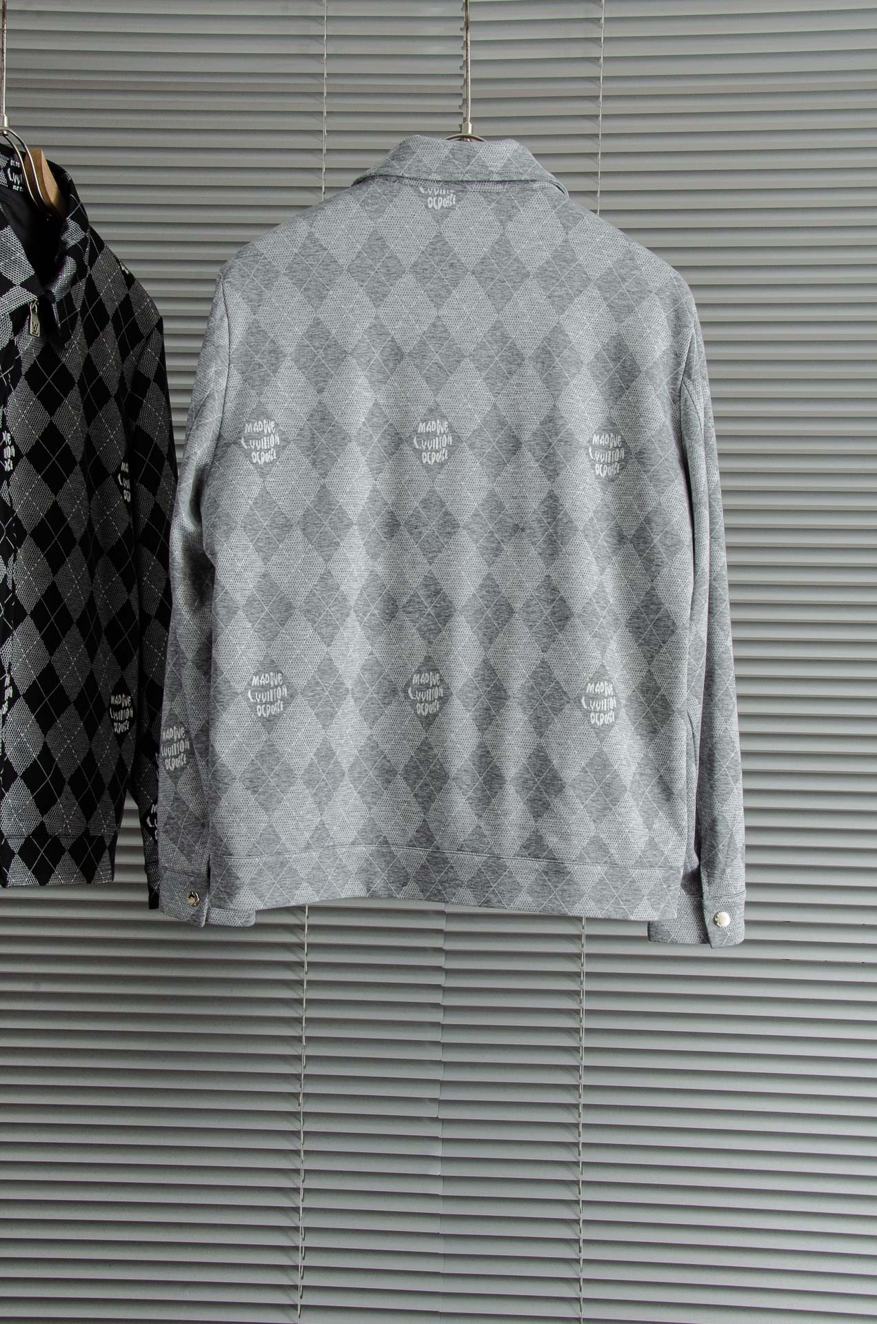 LV 2025FW最新棋盘格男士翻领夹克外套#这个季节适合各种穿搭，让您在享受时尚的同时，也能感受到温暖
