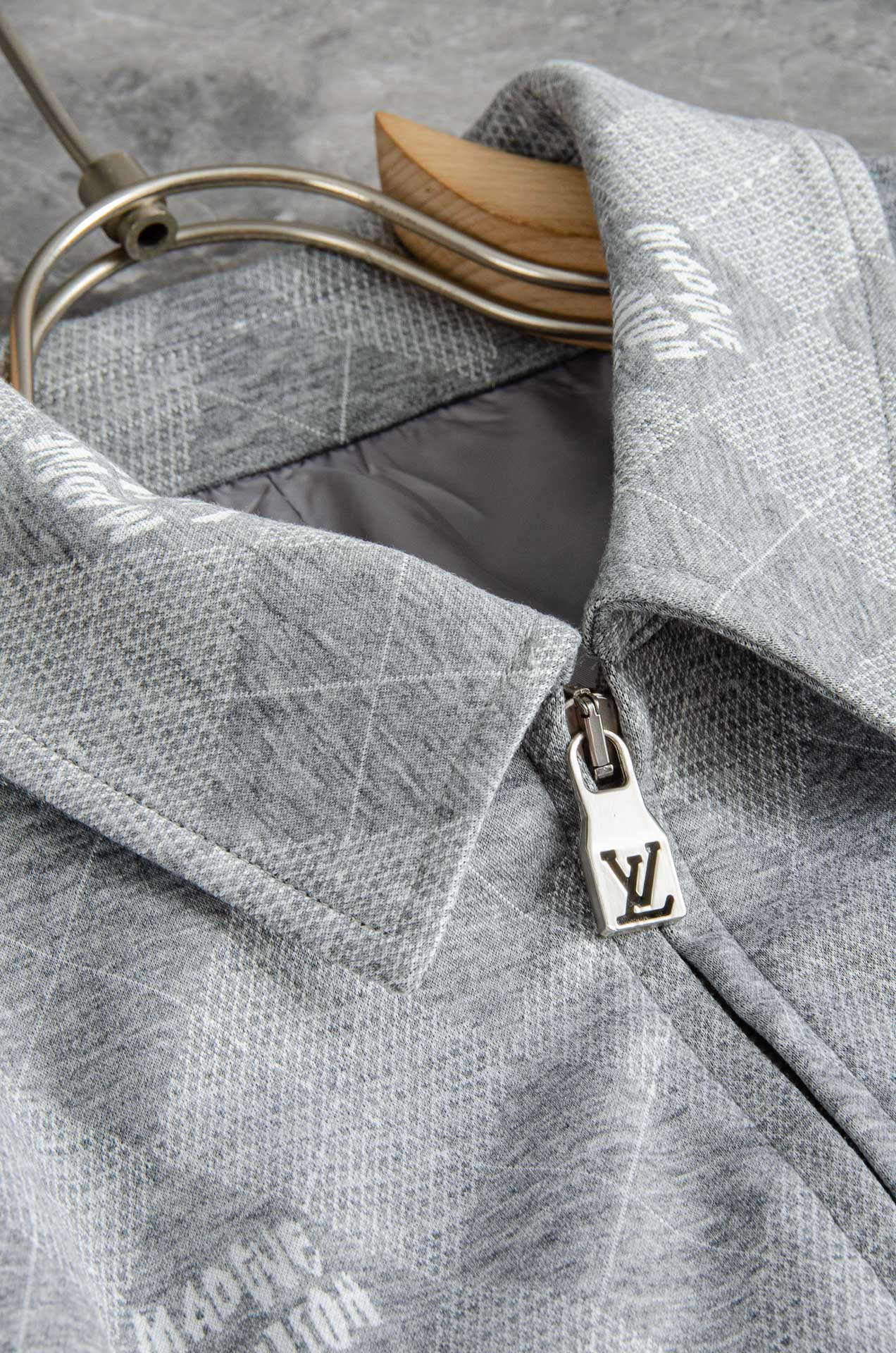 LV 2025FW最新棋盘格男士翻领夹克外套#这个季节适合各种穿搭，让您在享受时尚的同时，也能感受到温暖