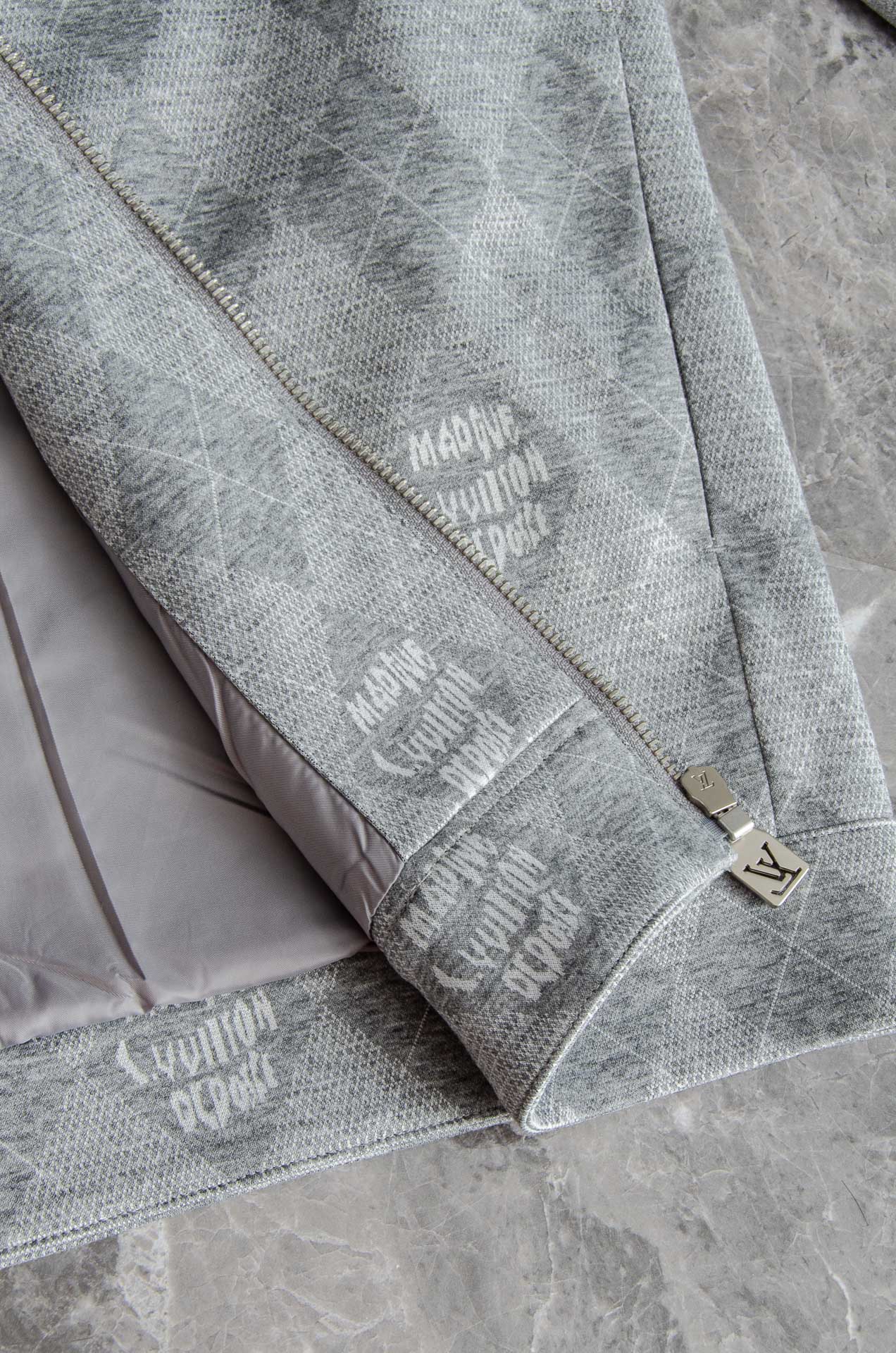 LV 2025FW最新棋盘格男士翻领夹克外套#这个季节适合各种穿搭，让您在享受时尚的同时，也能感受到温暖