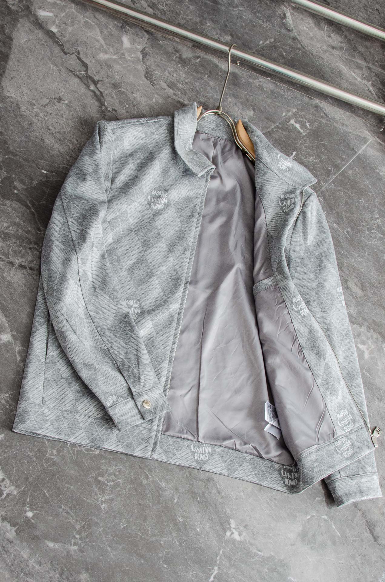 LV 2025FW最新棋盘格男士翻领夹克外套#这个季节适合各种穿搭，让您在享受时尚的同时，也能感受到温暖