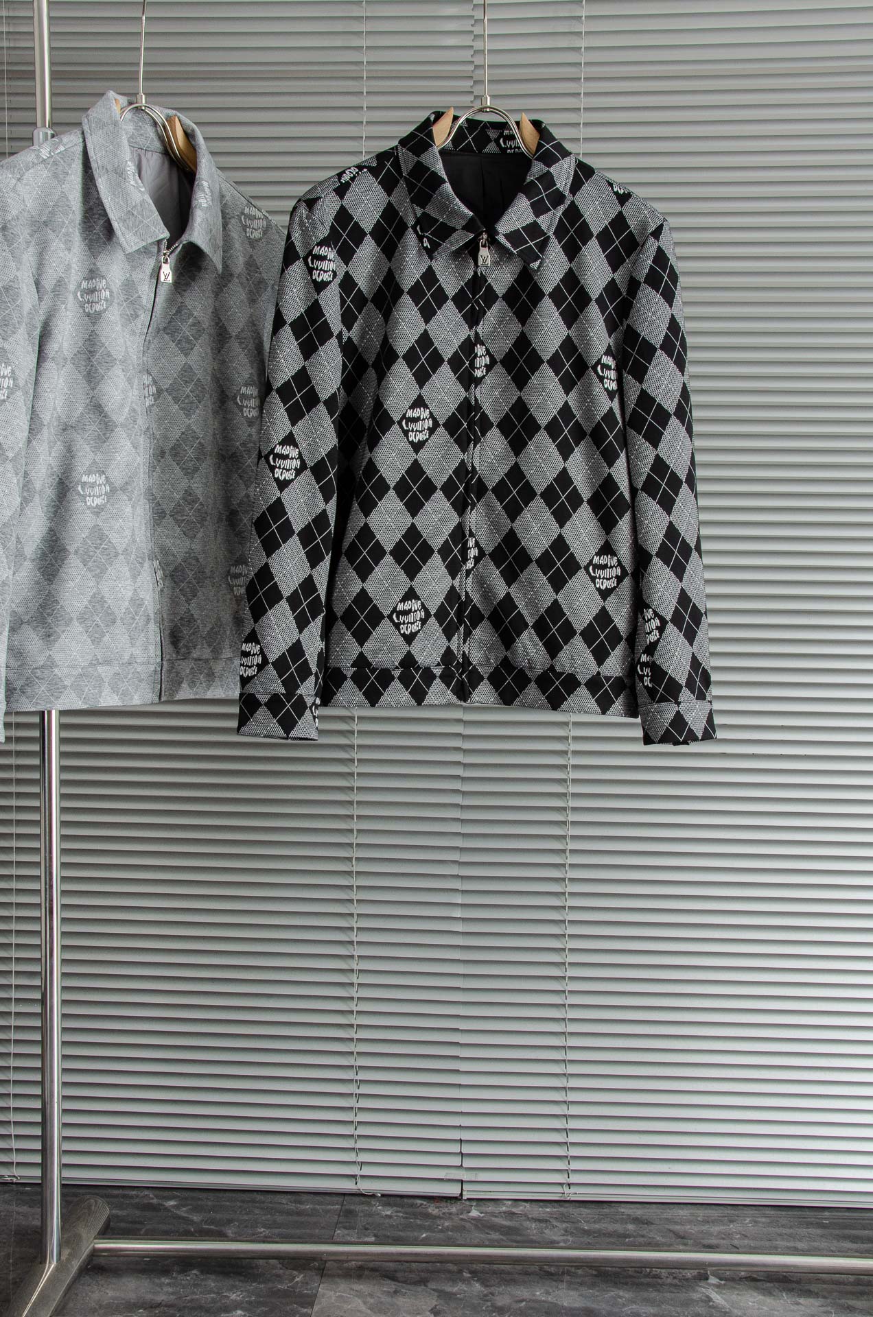 LV 2025FW最新棋盘格男士翻领夹克外套#这个季节适合各种穿搭，让您在享受时尚的同时，也能感受到温暖