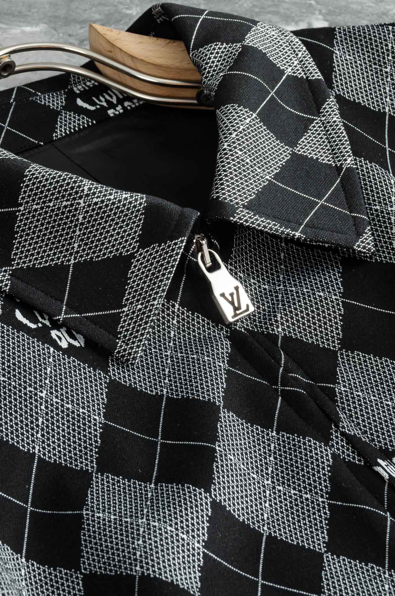 LV 2025FW最新棋盘格男士翻领夹克外套#这个季节适合各种穿搭，让您在享受时尚的同时，也能感受到温暖