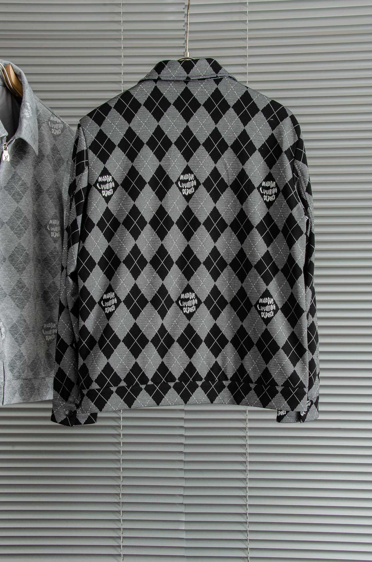 LV 2025FW最新棋盘格男士翻领夹克外套#这个季节适合各种穿搭，让您在享受时尚的同时，也能感受到温暖