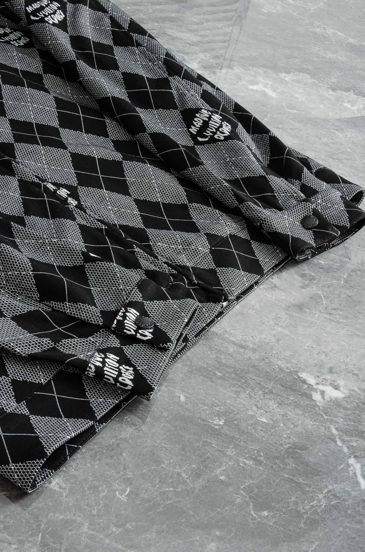 LV 2025FW最新棋盘格男士翻领夹克外套#这个季节适合各种穿搭，让您在享受时尚的同时，也能感受到温暖