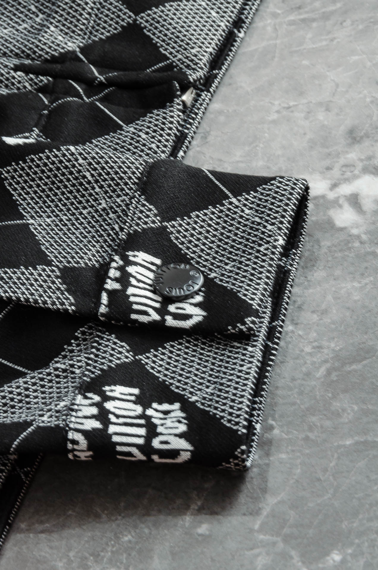 LV 2025FW最新棋盘格男士翻领夹克外套#这个季节适合各种穿搭，让您在享受时尚的同时，也能感受到温暖