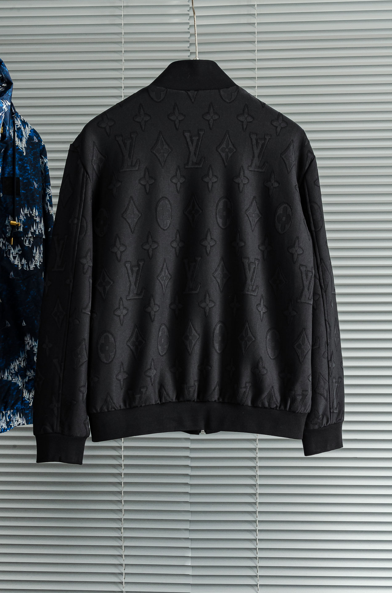 Lv 2025FW满幅提花时尚休闲夹克外套#以其独特的设计风格，瞬间提升了整体的时尚感。的立领设计，不仅