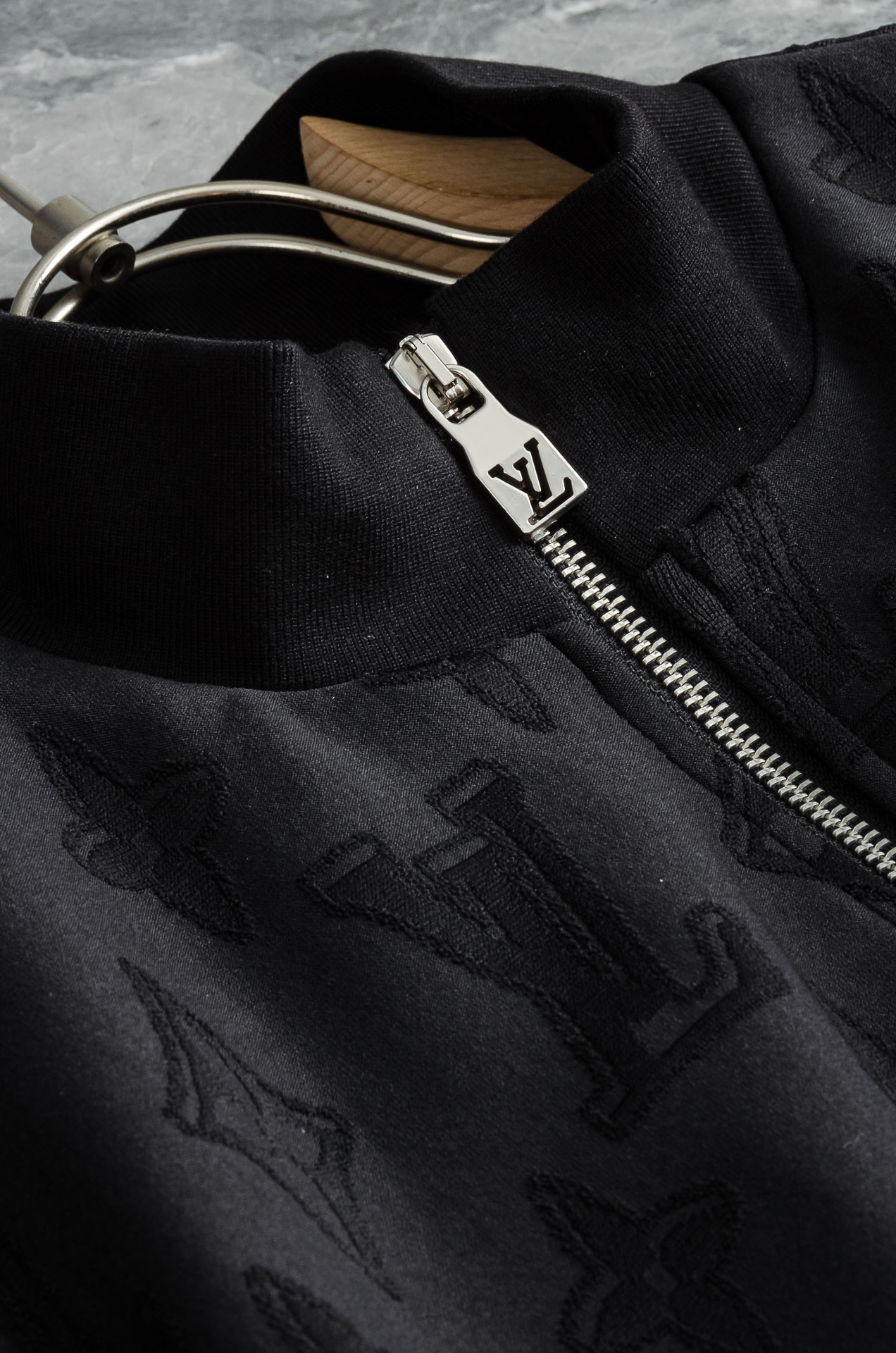 Lv 2025FW满幅提花时尚休闲夹克外套#以其独特的设计风格，瞬间提升了整体的时尚感。的立领设计，不仅